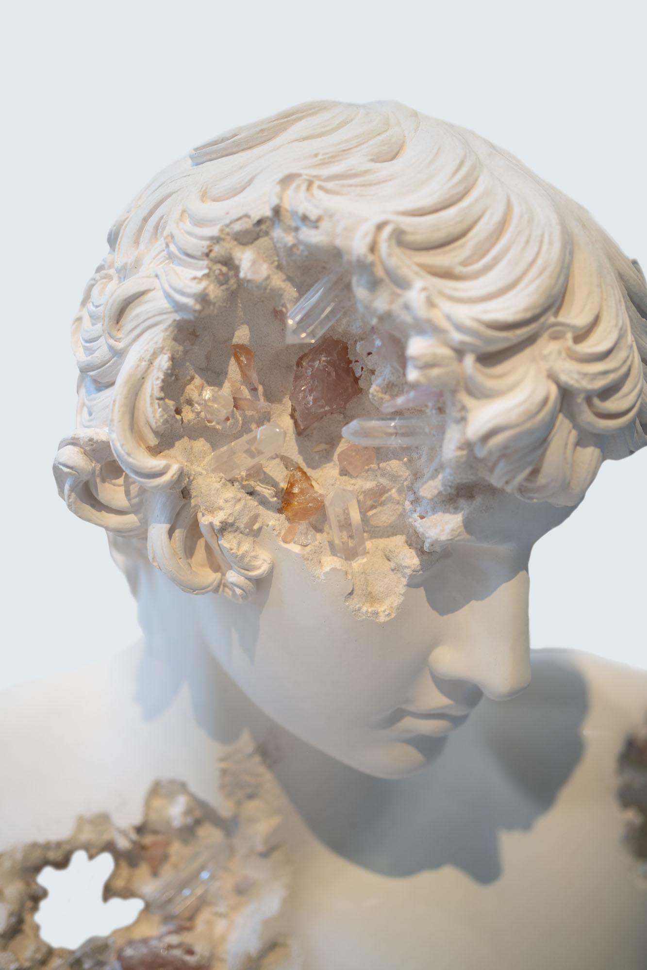 Busto de Antinoo de cuarzo rosa erosionado (2021) de Daniel Arsham 6