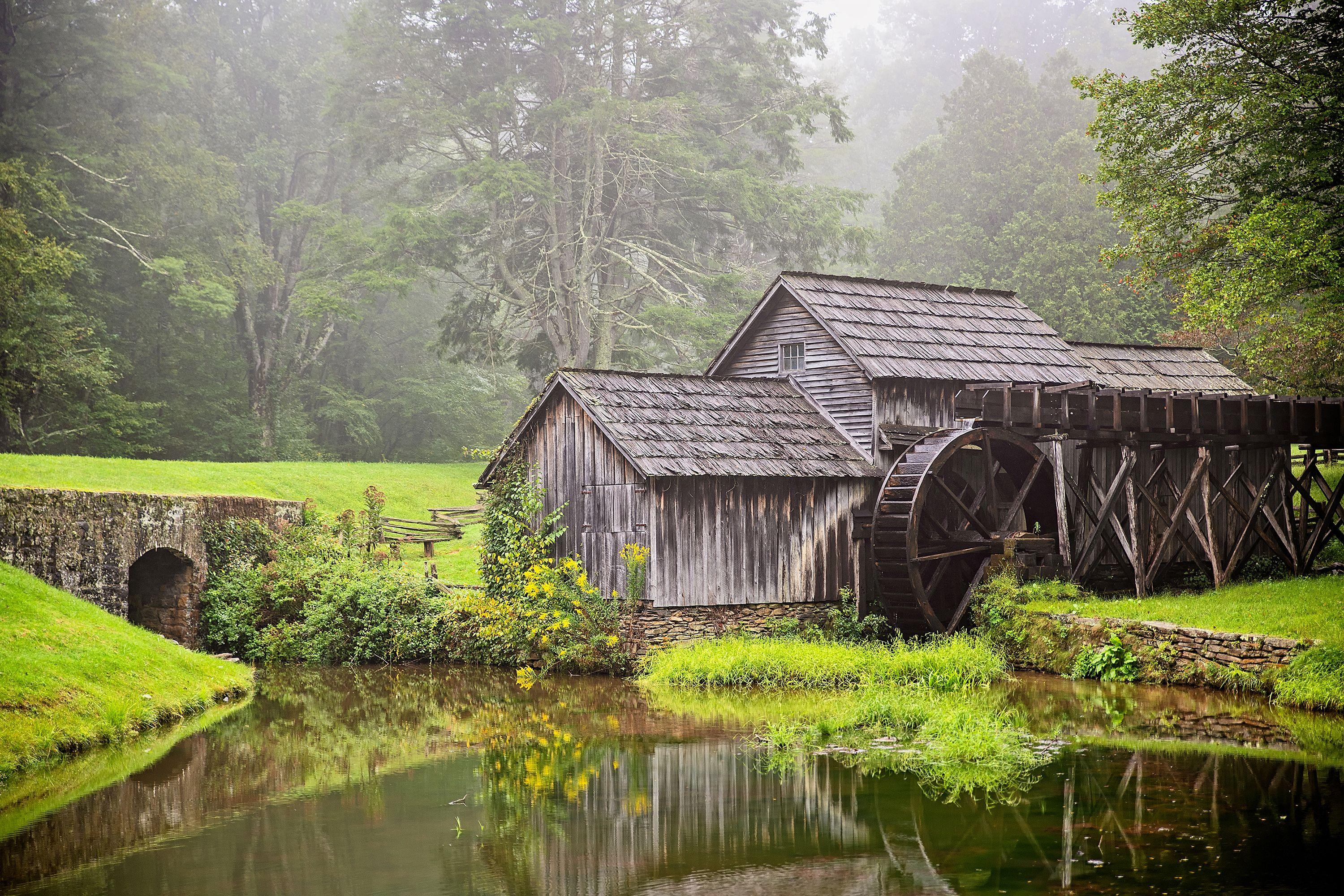 Daniel Ashe Color Photograph – Fog über Mabry Mill, Fotografie, Archivtinte Jet