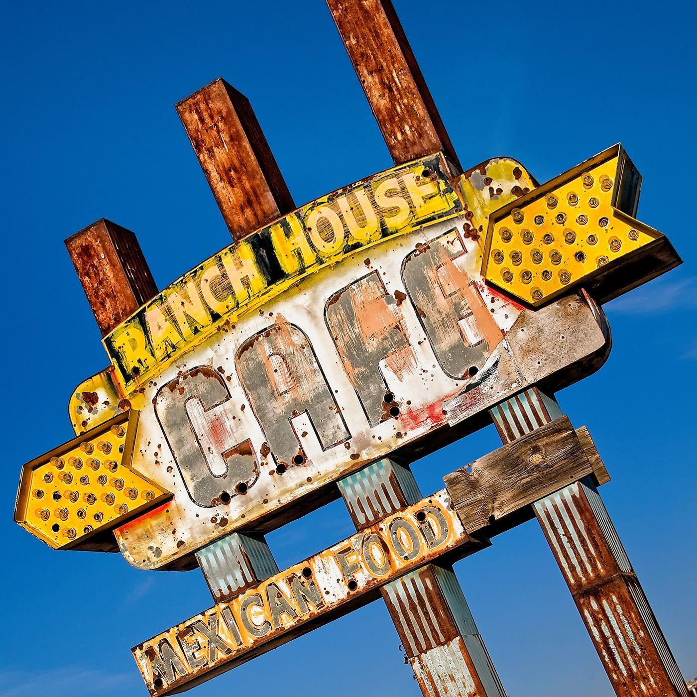 Daniel Ashe Color Photograph – Ranch House Cafe, Fotografie, C- Typ