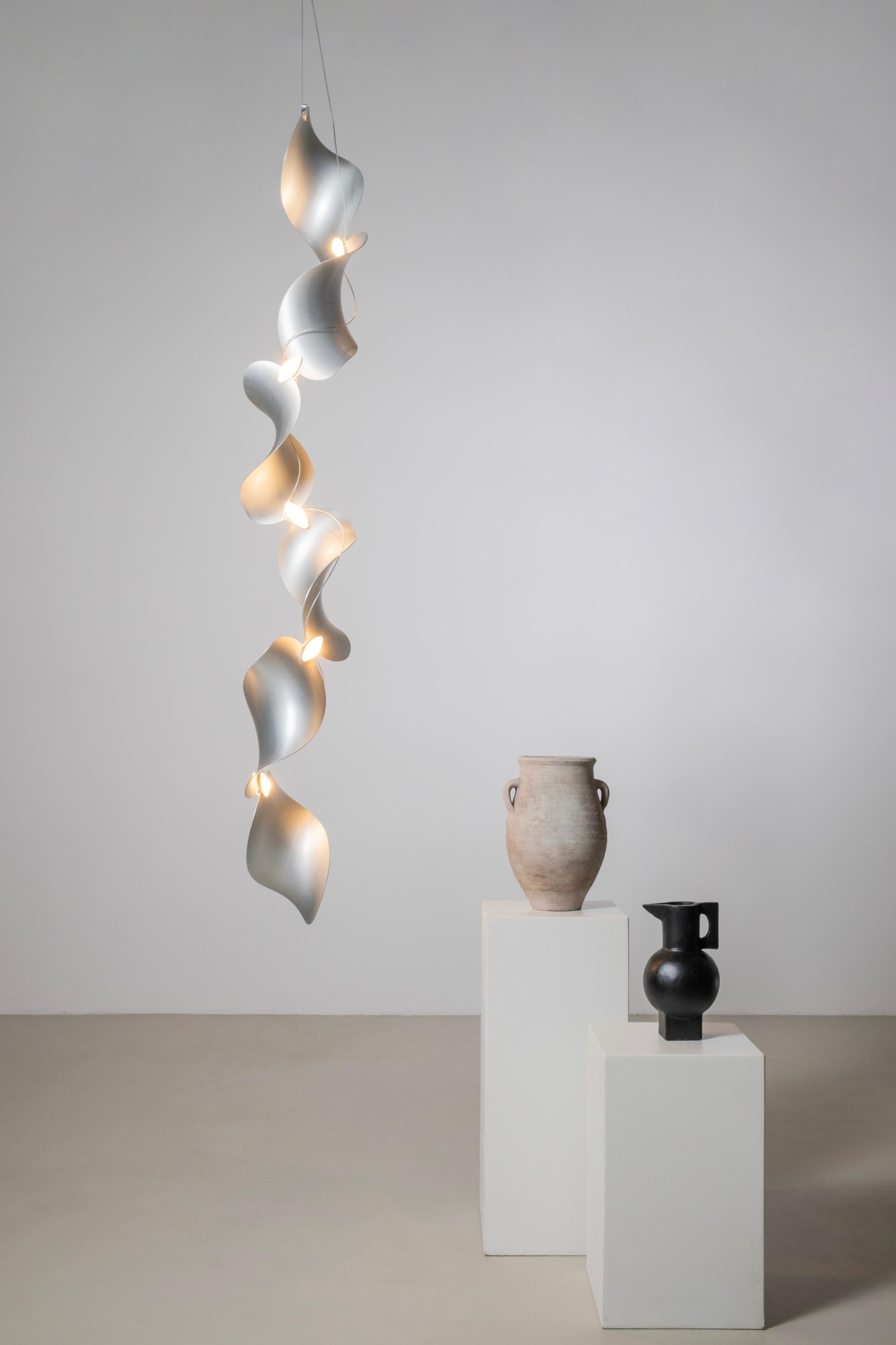 Lampe à suspension Dune 6V de Daniel Becker en aluminium anodisé pour objets mousse

Conçue par l'artiste berlinois Daniel Becker, la collection 