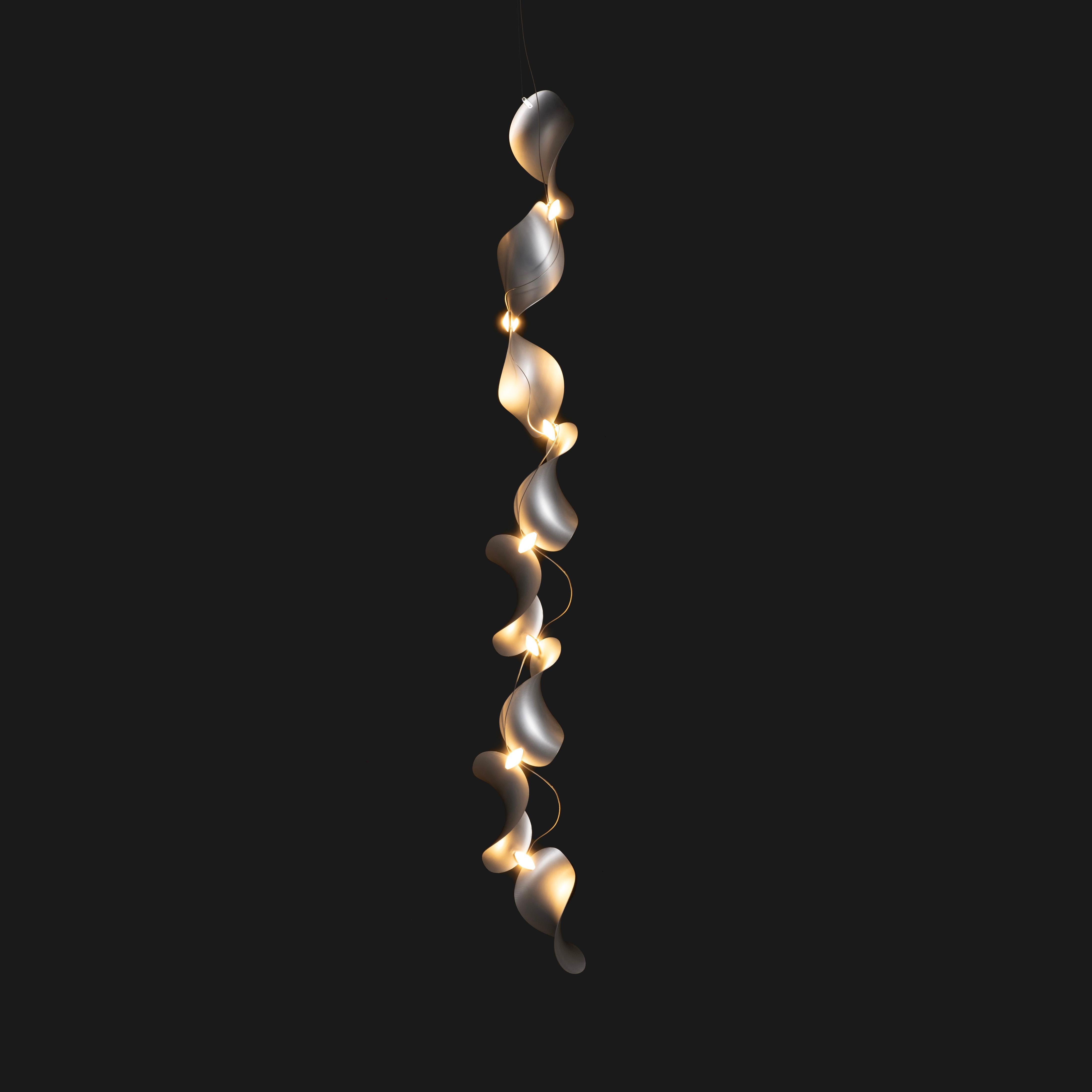 Mid-Century moderno Lampada a sospensione 'Dune 8V' di Daniel Becker in alluminio anodizzato per Moss Objects in vendita