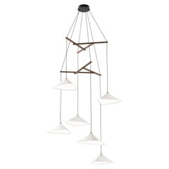 Daniel Becker 'Emily Vertikal 6' Lámpara de araña en blanco mate/roble para Moss Objects