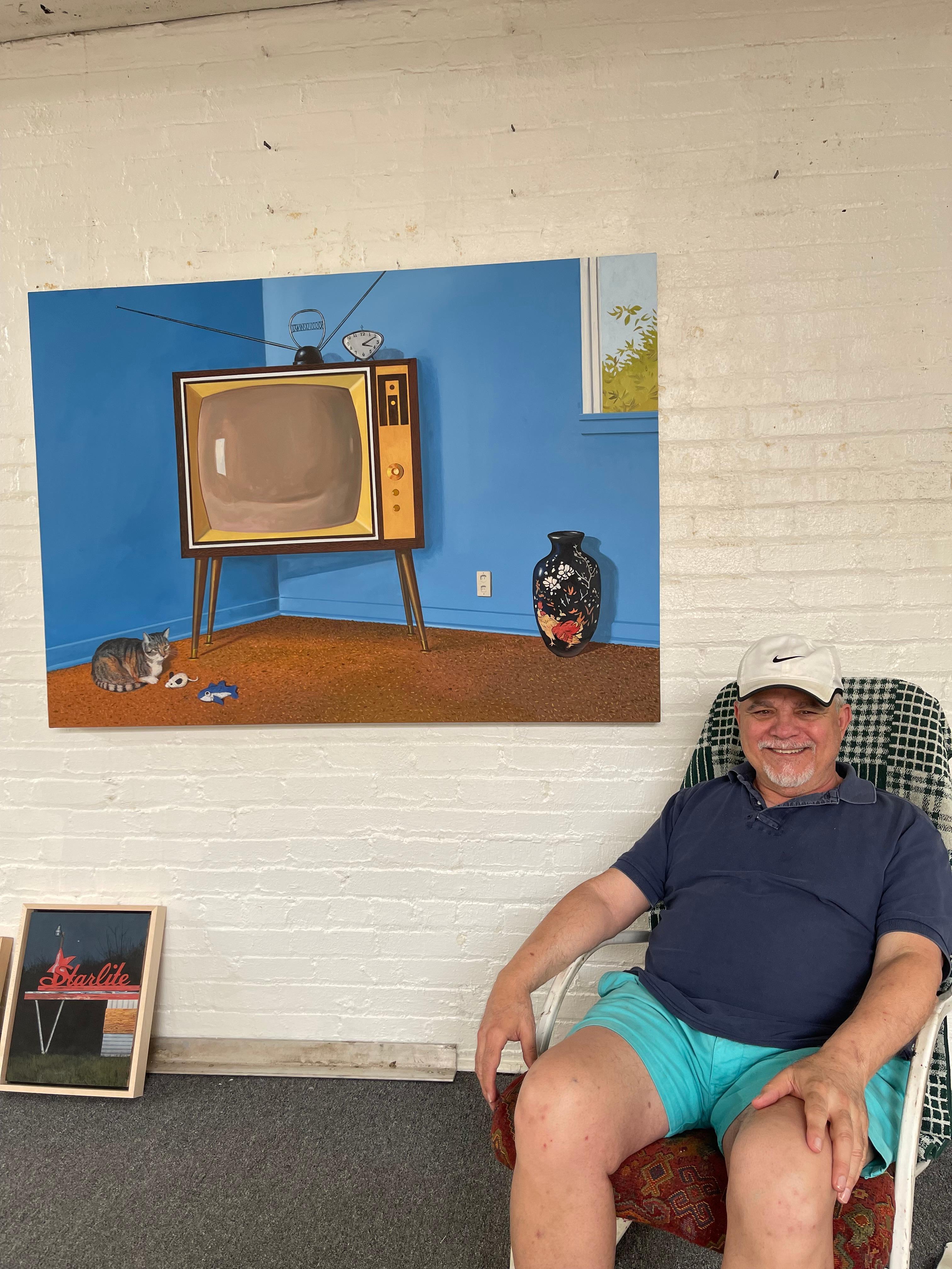 TV contemporaine, américaine, bleue, vintage, avec chat dans une pièce moderne du milieu du siècle dernier - Réalisme américain Painting par Daniel Blagg