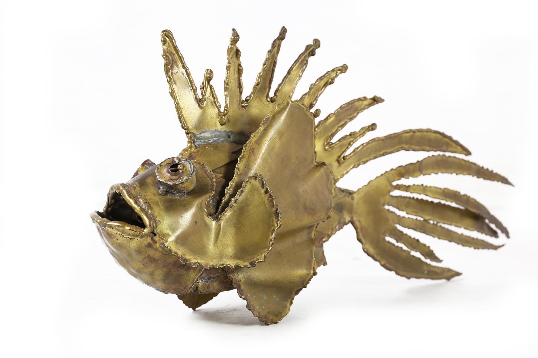 This Brutalist fish sculpture is made by the Belgian artist Daniel d'Haeseleer in the 1970s. It is made of solid copper and in very good condition with a nice patina.