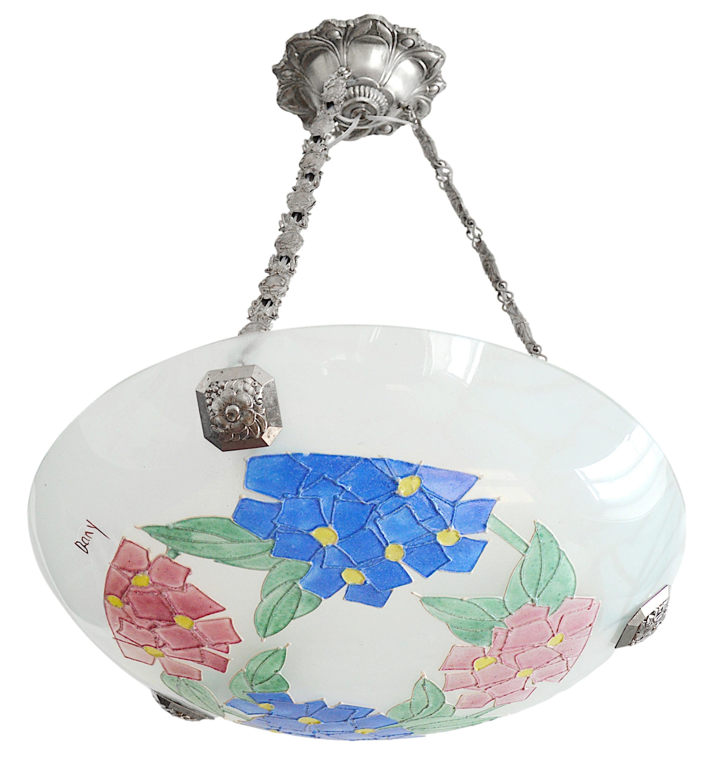 Eleganza del lampadario a sospensione Art Deco francese di Daniel Drancourt, realizzato negli anni '20 a Parigi (7 rue bleue), Francia. Il lampadario è caratterizzato da un paralume in vetro smaltato, sospeso da una struttura in bronzo e ottone