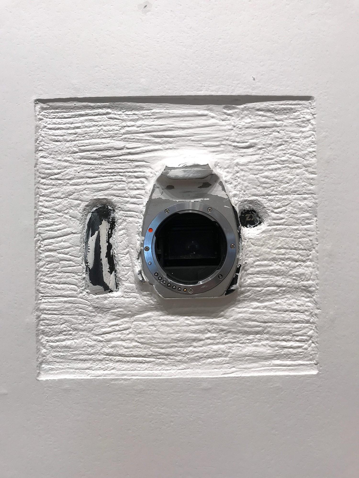 „Canon“ Original 35-mm-Kamera aus Gips und Holz aus der „Weiß-Box-Serie“ – Sculpture von Daniel Fiorda