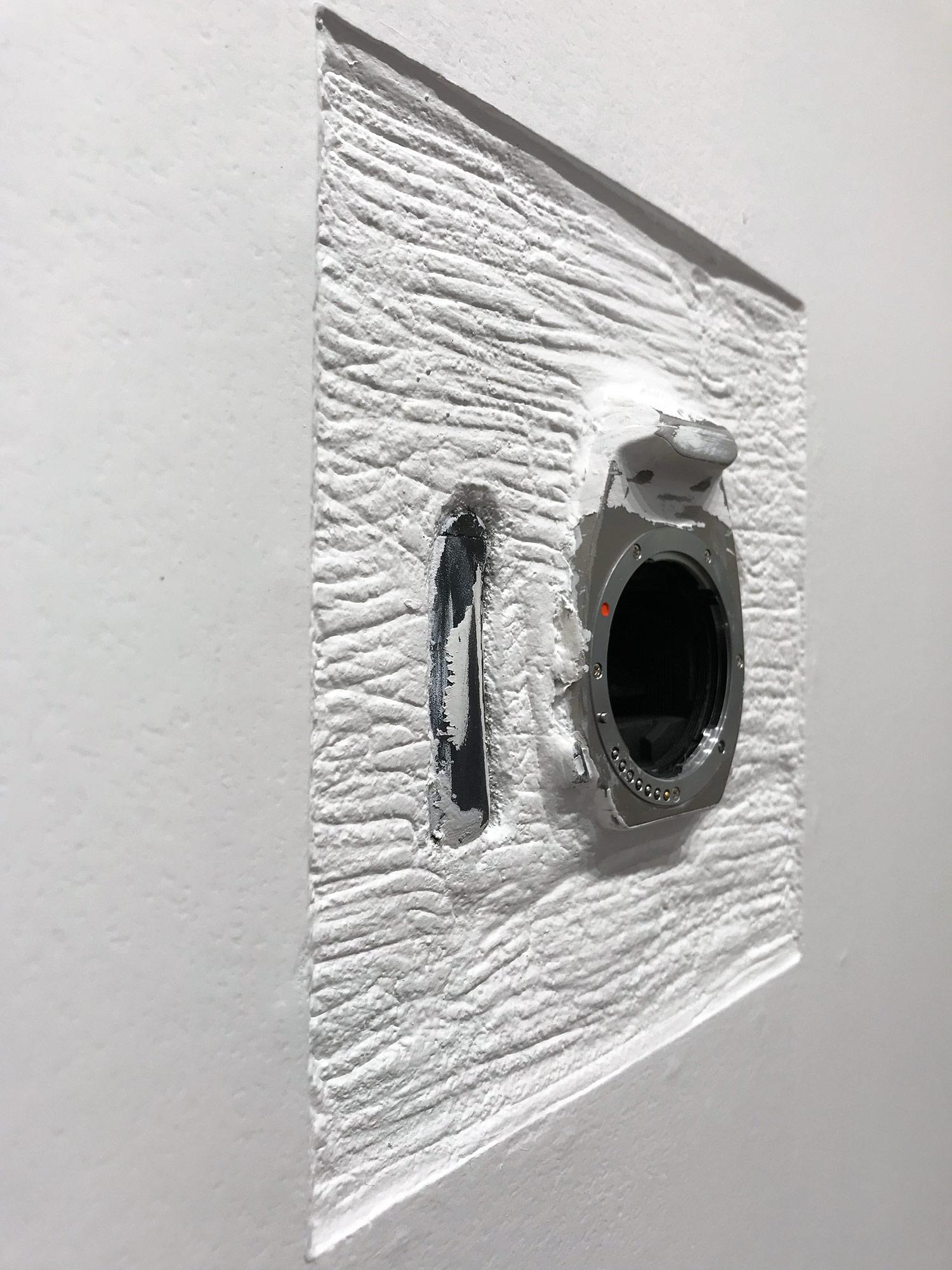 „Canon“ Original 35-mm-Kamera aus Gips und Holz aus der „Weiß-Box-Serie“ (Braun), Still-Life Sculpture, von Daniel Fiorda