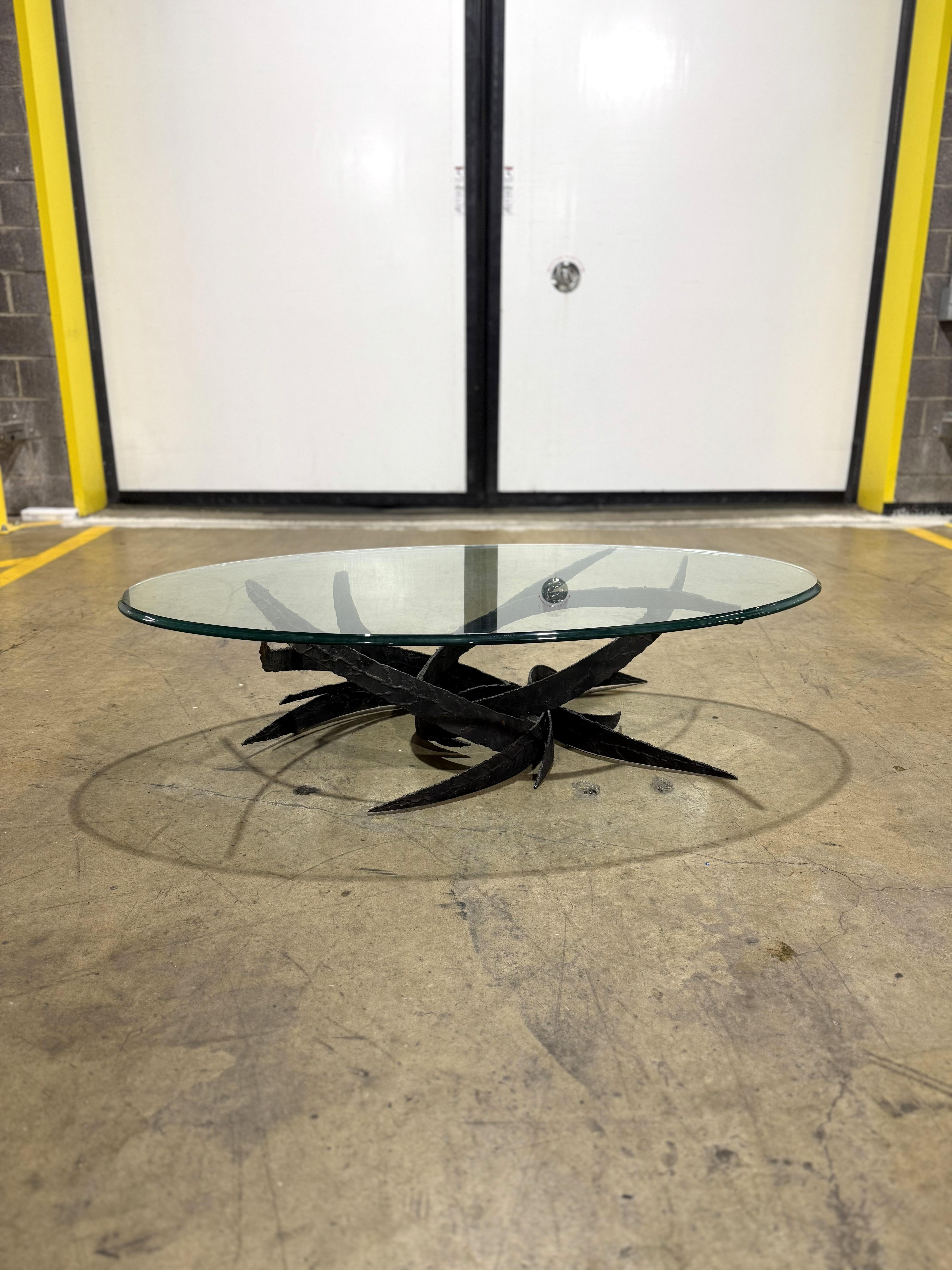 Increíble y rara mesa de cóctel de Daniel Gluck.
Esta asombrosa base de mesa brutalista tiene piezas de acero cortadas con soplete que se entrelazan y giran unas sobre otras.
La mesa está en un estado asombroso, con una pátina adecuada a la edad que