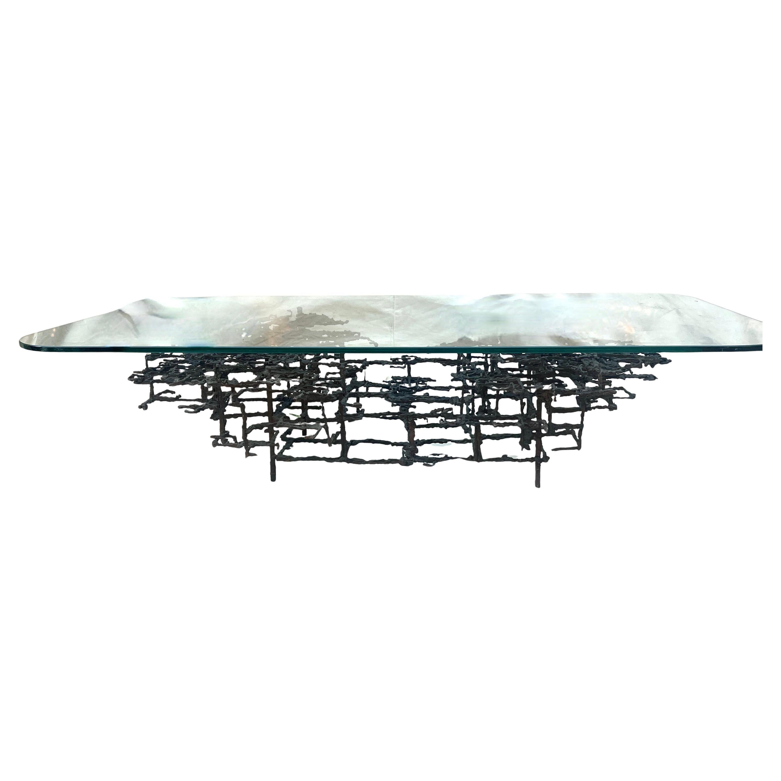 Table à cocktail brutaliste en bronze patiné, fabriquée à la main par l'artiste emblématique Daniel Gluck.

Les pièces de Daniel Gluck sont plus que des tables de cocktail fonctionnelles, chacune est une œuvre d'art sculpturale.  

Le design