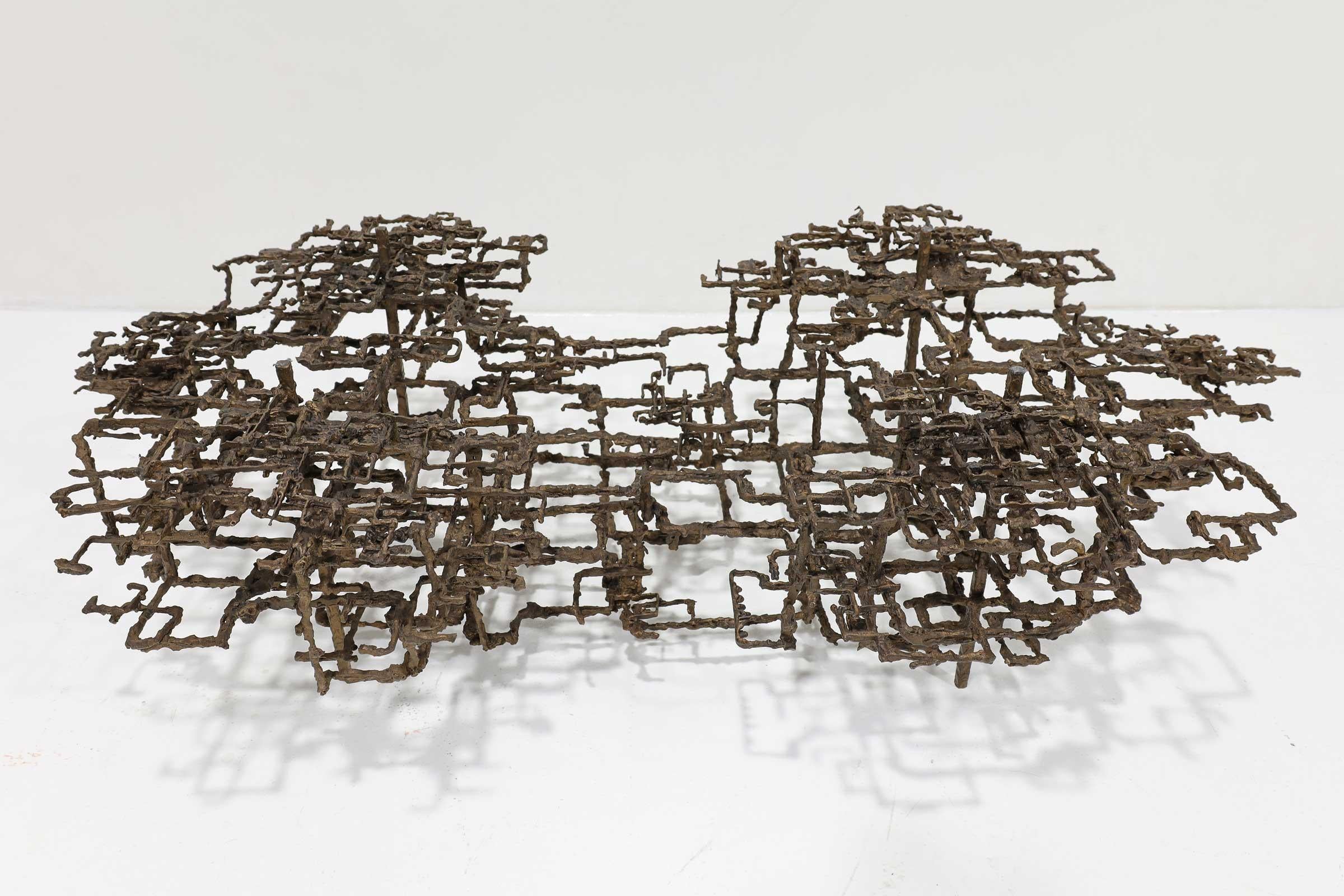 20ième siècle Table basse sculpturale Daniel Gluck en bronze, 1970 en vente