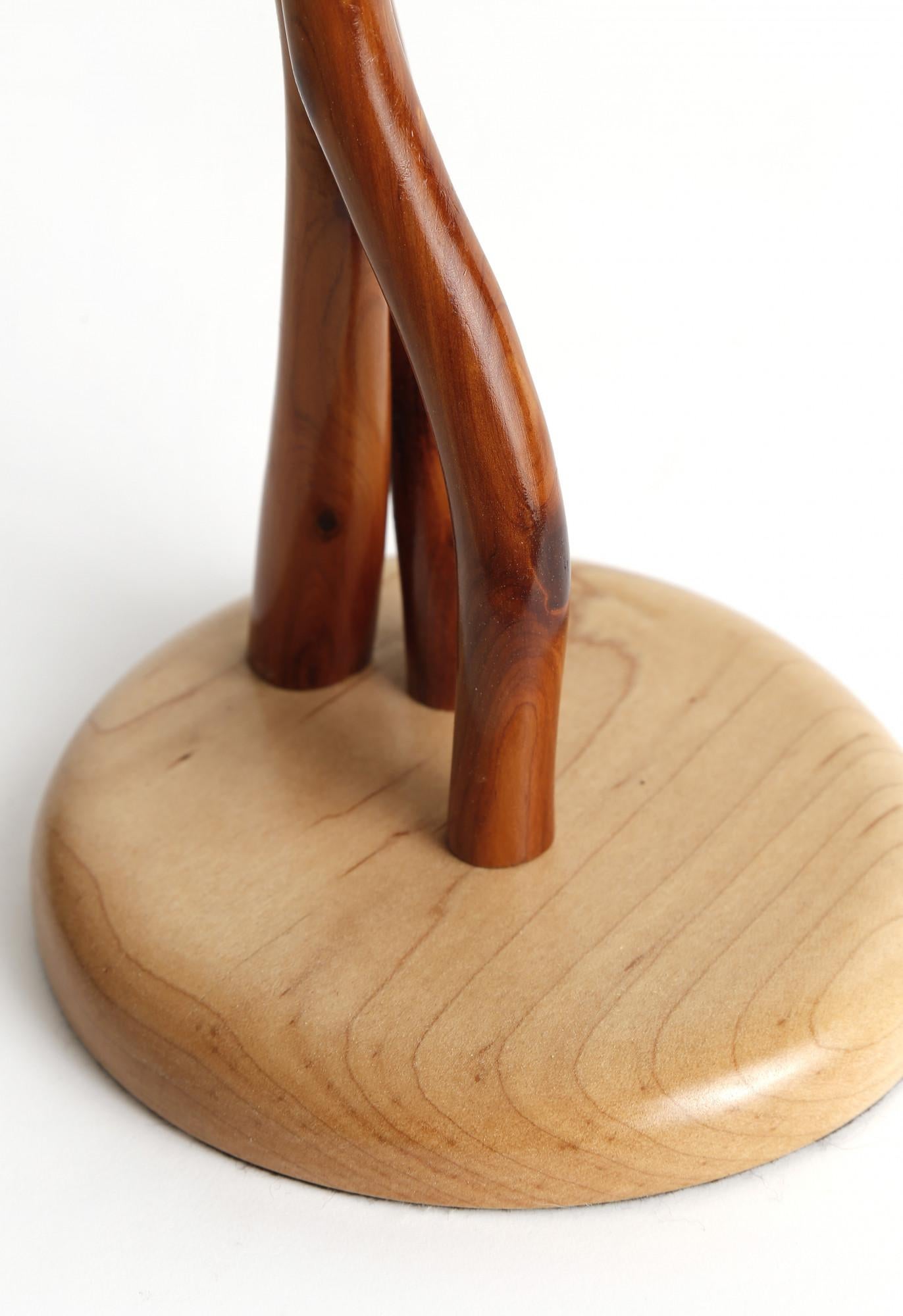 Daniel Grantham (estadounidense, siglo XX)
Medusas, 2017
Madera de cedro sobre arce 
Firma grabada en la parte inferior de la base
20 x 6,5 x 6 pulgadas

Daniel Grantham nació y creció en Cleveland, Ohio. Estudió en el Columbus College of Art and