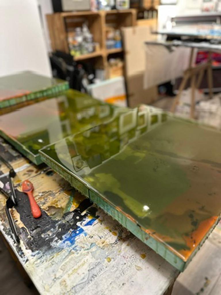 Pièce unique
fait à la main
Résine et pigments sur bois

Artiste autodidacte, il utilise l'expression unique des matériaux en résine pour créer des œuvres d'art fascinantes. Daniel combine diverses techniques pour créer une fusion harmonieuse de