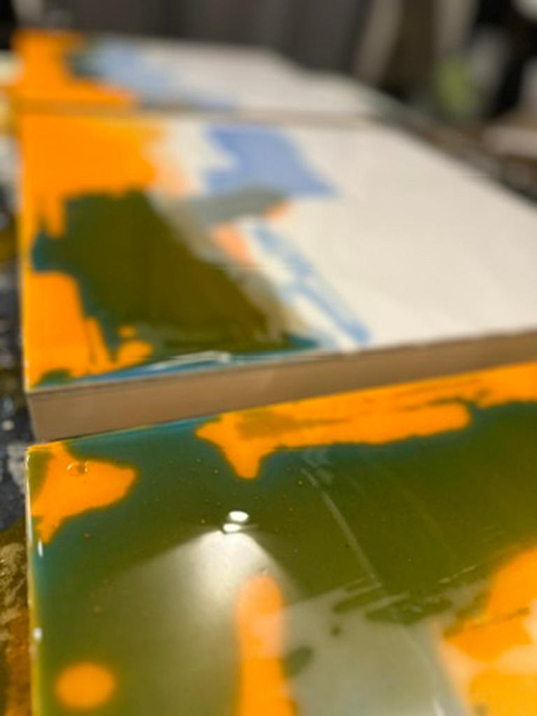 Pièce unique
fait à la main
Résine et pigments sur bois

Artiste autodidacte, il utilise l'expression unique des matériaux en résine pour créer des œuvres d'art fascinantes. Daniel combine diverses techniques pour créer une fusion harmonieuse de