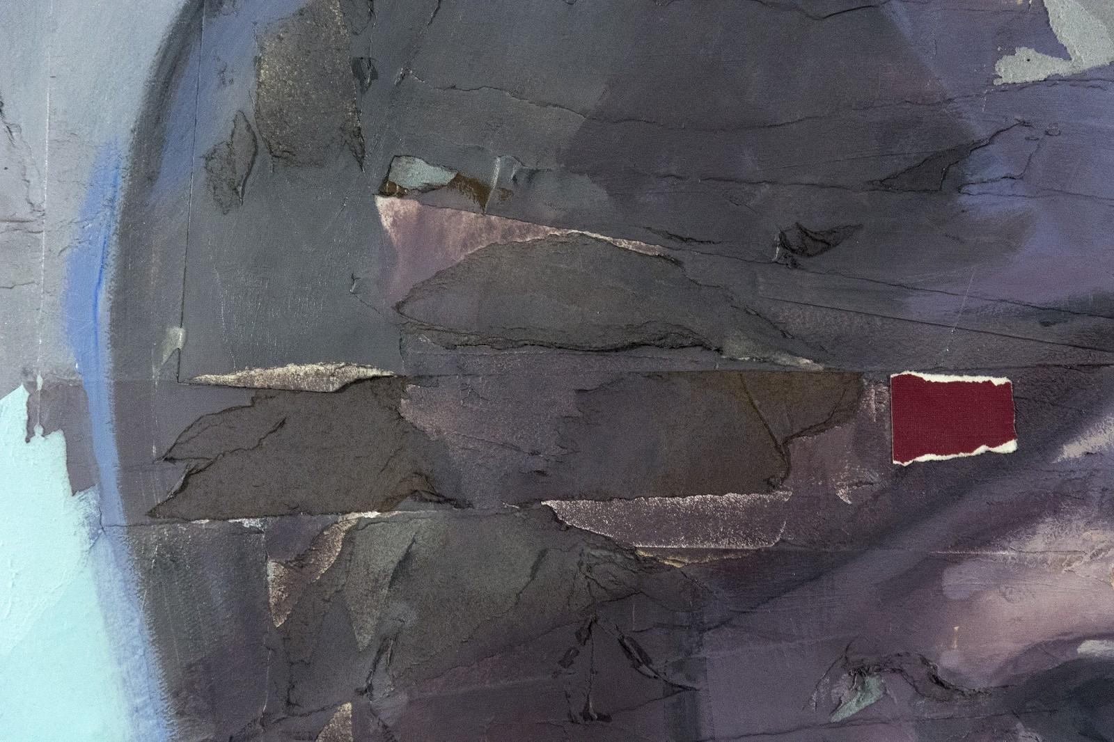 Dieses Collage- und Mischtechnik-Porträt von Dan Hughes hält einen Moment im jungen Leben eines Kindes fest. Die realistisch gestaltete Figur ist in warmes Grau, Hellblau und Gelb eingefasst. 

In seinen Gemälden setzt Hughes neoklassische Techniken
