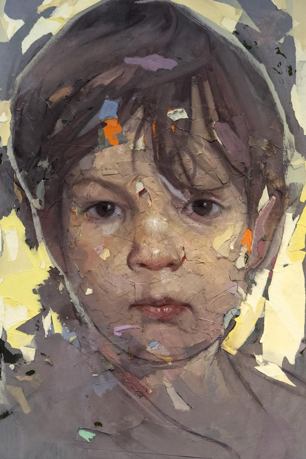 Ce portrait par collage et techniques mixtes de Dan Hughes capture un moment de la jeune vie d'un enfant. Le personnage, au rendu réaliste, est encadré de gris chauds et de jaune beurre. 

Après avoir obtenu son MFA à la New York Academy of Art en