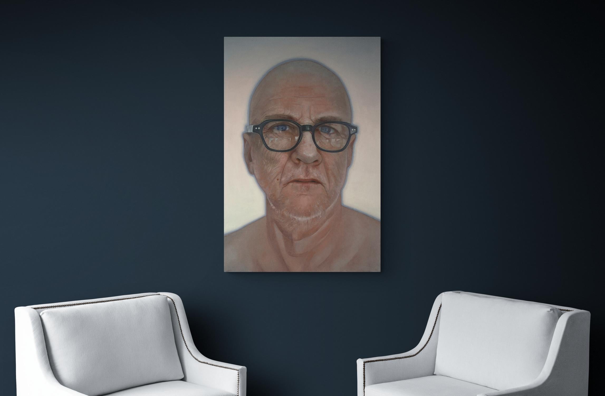 Cette image super réaliste d'un homme âgé, la tête légèrement inclinée alors qu'il regarde sobrement à travers des lentilles réfléchissantes, est un portrait psychologique poignant de Dan Hughes. Un halo bleu octane souligne le modèle, dont la peau,