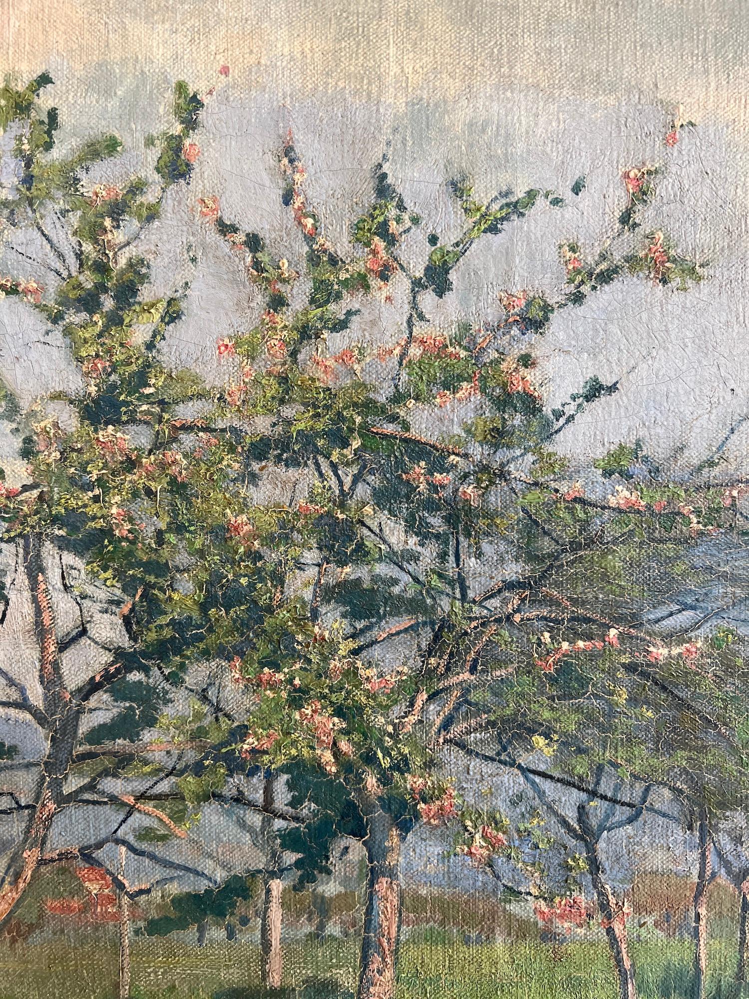 Lavori su tela
Telaio in legno dorato
78 x 96.5 x 5 cm

Questo dipinto di Daniel Ihly raffigura un frutteto in piena fioritura, in un paesaggio sereno e verdeggiante. In primo piano, alcuni alberi di mele appoggiati si trovano in un prato coperto di