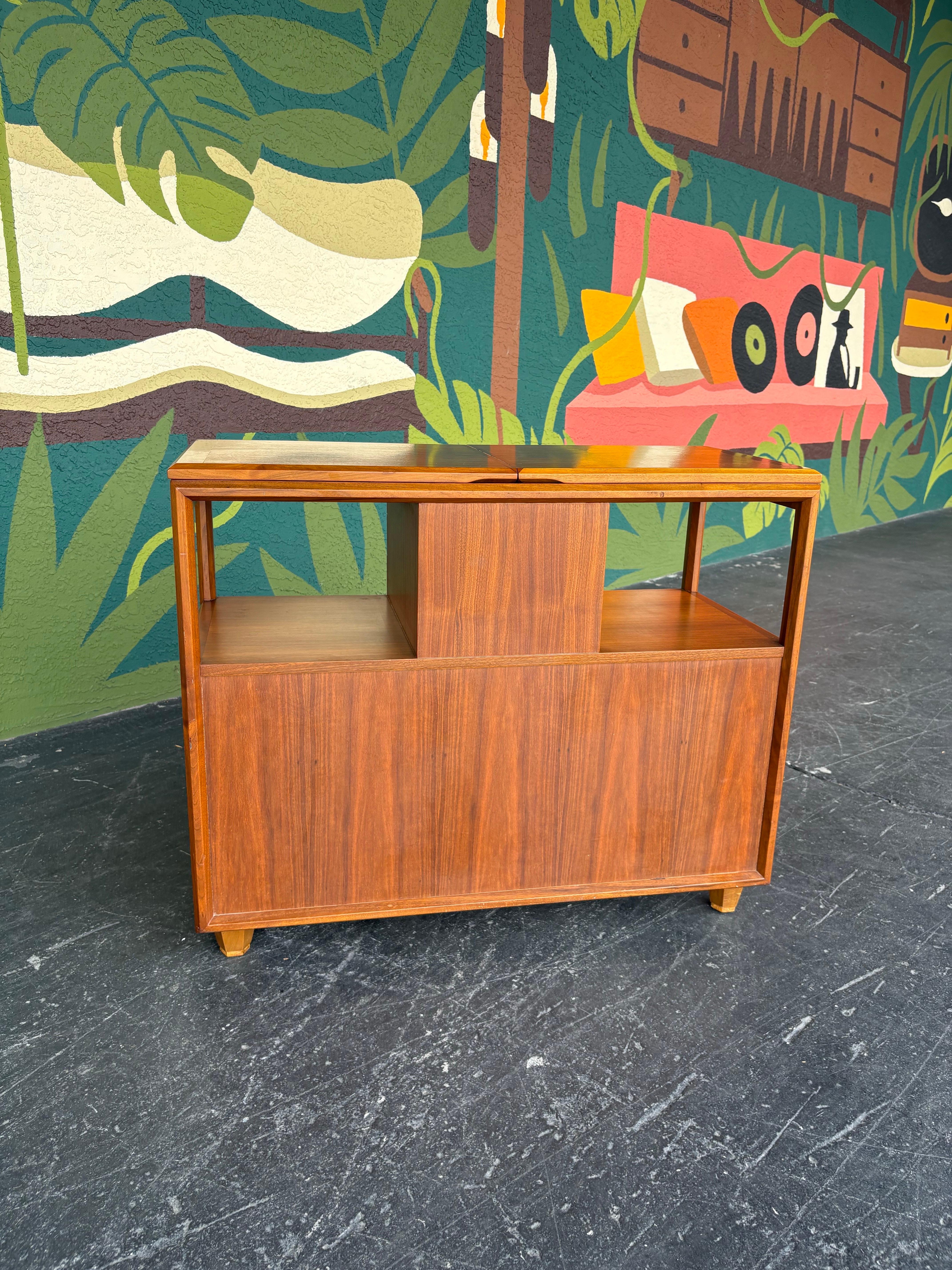 Daniel Jones Nyc Attrib. Mid Century Modern Burlwood Flip Top Server For Sale 3