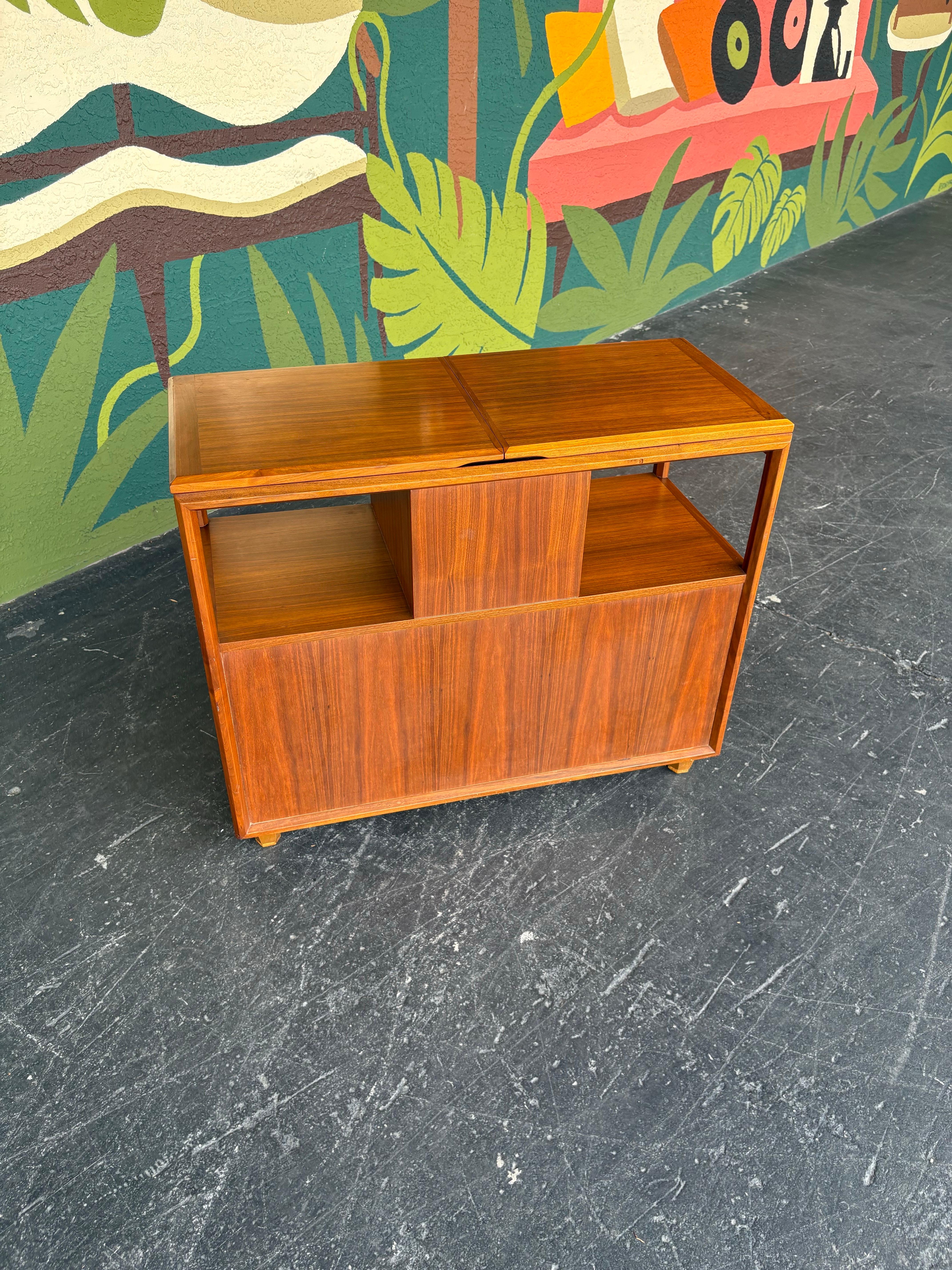 American Daniel Jones Nyc Attrib. Mid Century Modern Burlwood Flip Top Server For Sale