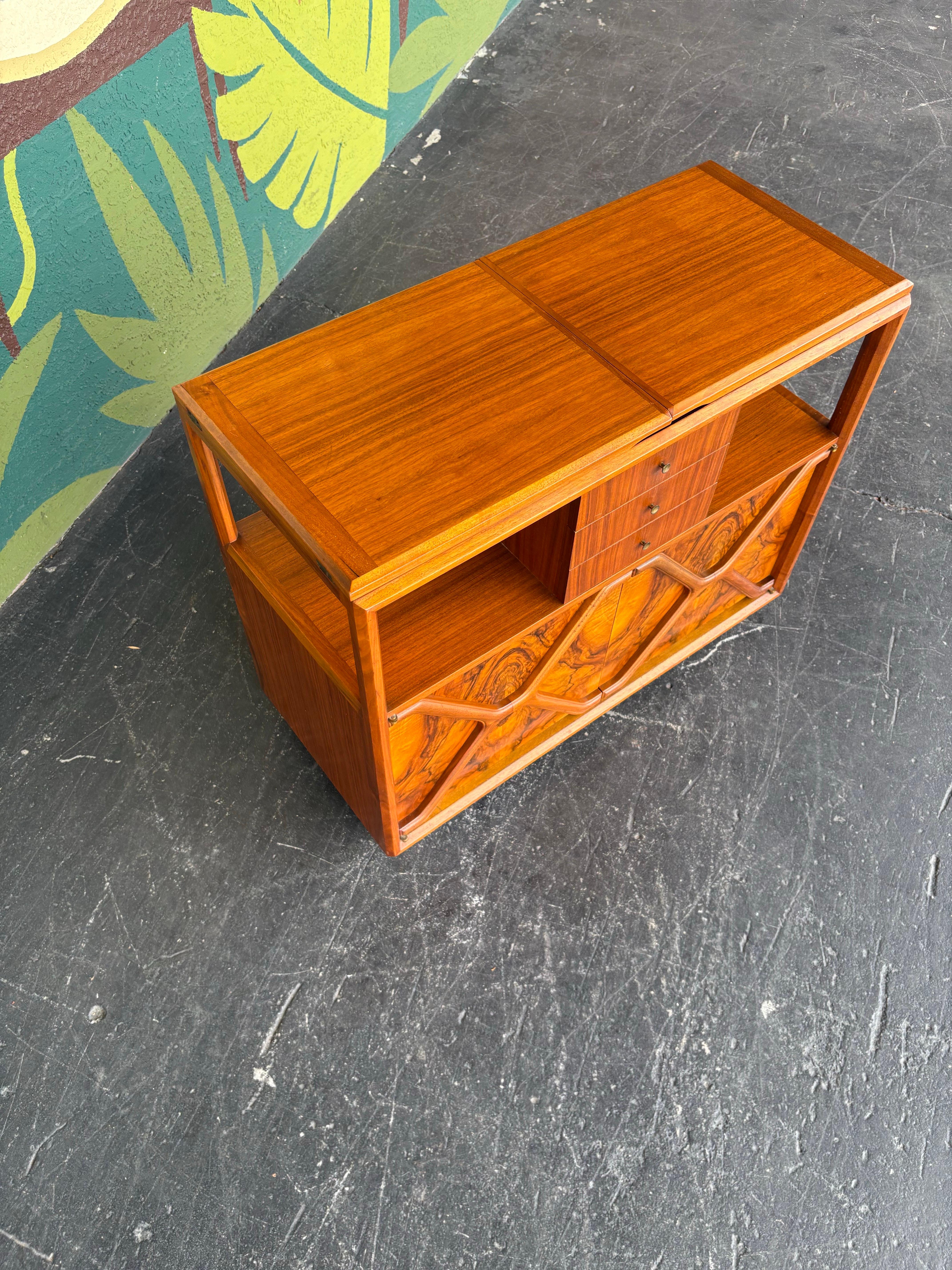 Daniel Jones Nyc Attrib. Mid Century Modern Burlwood Flip Top Server In Good Condition For Sale In Lutz, FL