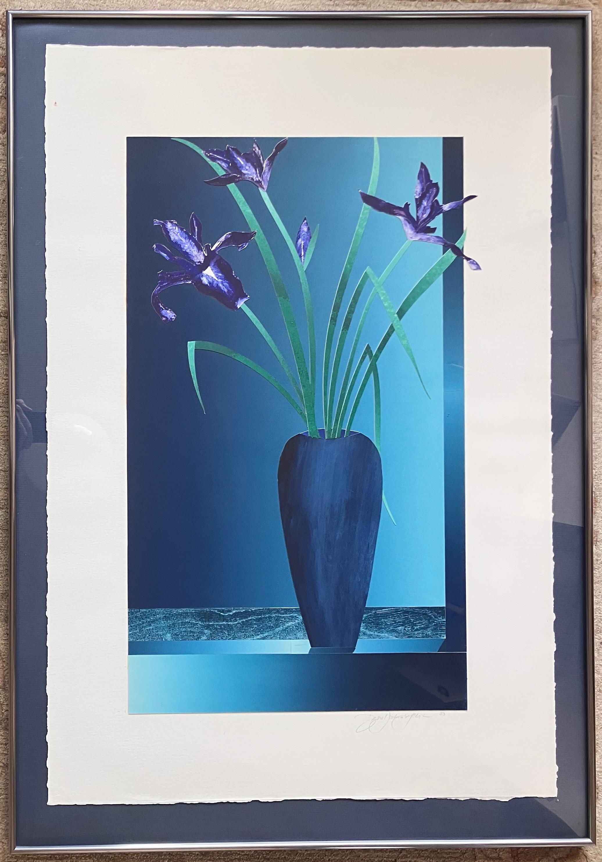 Iris dans un vase - Nature morte - Moderne Mixed Media Art par Daniel Joshua Goldstein