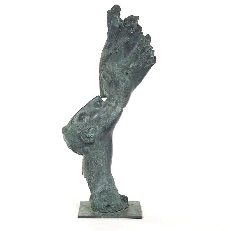 Nuestra estatua de bronce del artista israelí Daniel Kafri (1945- ), que representa a unos amantes besándose, tiene una pátina verdigris y mide 40 por 19 por 11 pulgadas.  Firmado y marcado A/P.