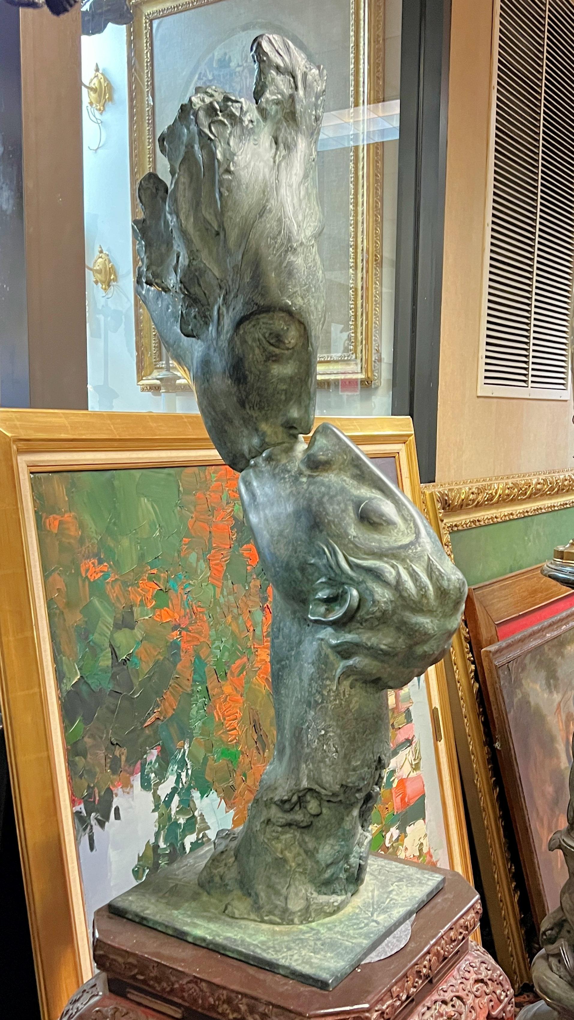 Daniel Kafri (Israel, 1945- ) Escultura de bronce patinado de un beso Bronce en venta
