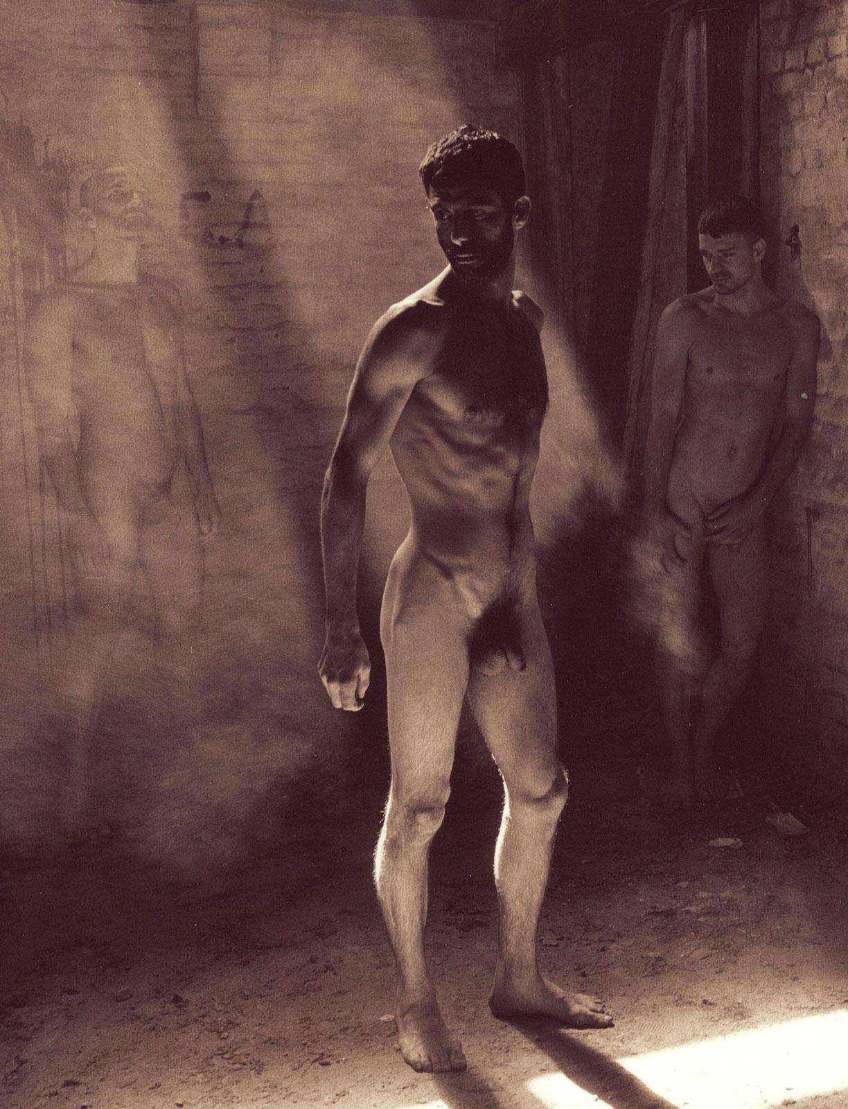 Brandenburg 2010 ( Reale nackte Soldaten, die von ghostly Spirits of Past gehüllt werden) (Fotorealismus), Photograph, von Daniel Kane