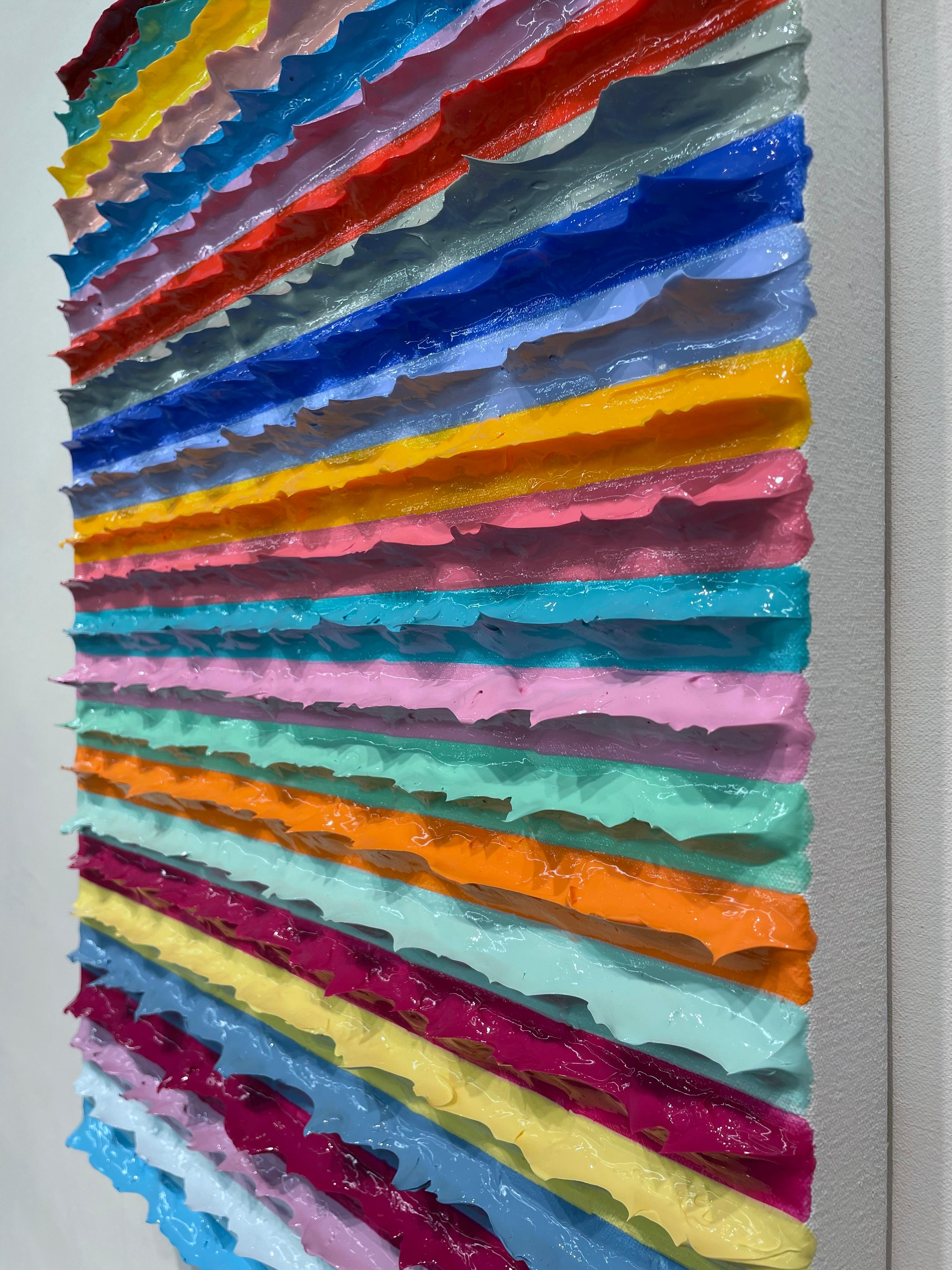 Questo quadro tridimensionale a strisce multicolori a base di acrilico è stato creato da Daniel Klewer, un artista che vive a Greene & Greene. Klewer lavora prevalentemente con l'astrazione in varie dimensioni e texture. Le sue opere possono essere