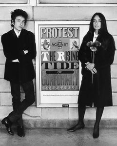 Bob Dylan y Joan Baez con una pancarta de protesta, Newark, Nueva Jersey