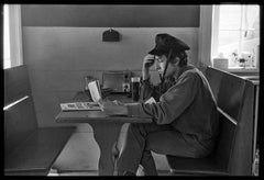 Daniel Kramer - Bob Dylan, im Cafe in Woodstock, NY, 1964, gedruckt nach