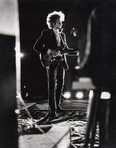 Daniel Kramer - Bob Dylan, Gegenlicht auf der Bühne, Forest Hills, 1965, gedruckt nach