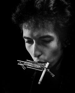 Daniel Kramer - Bob Dylan, Zigarette im Mundharmonikahalter, 1965, gedruckt nach
