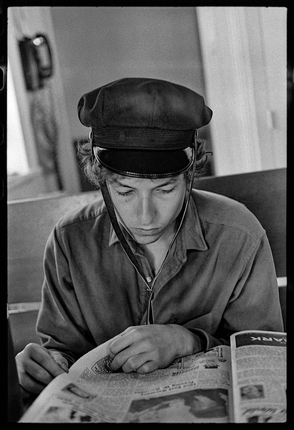 "Bob Dylan, Woodstock, Reading Herald Union Tribune, 1964".

Verfügbare Größen:
8 x 10 Zoll  	$600.00 	Offene Ausgabe
11 x 14 Zoll   	$1,000.00	Auflage von 50 Stück
16 x 20 Zoll	$3,000.00	Auflage von 50 Stück
20 x 24 Zoll	$4,000.00	Auflage von 50