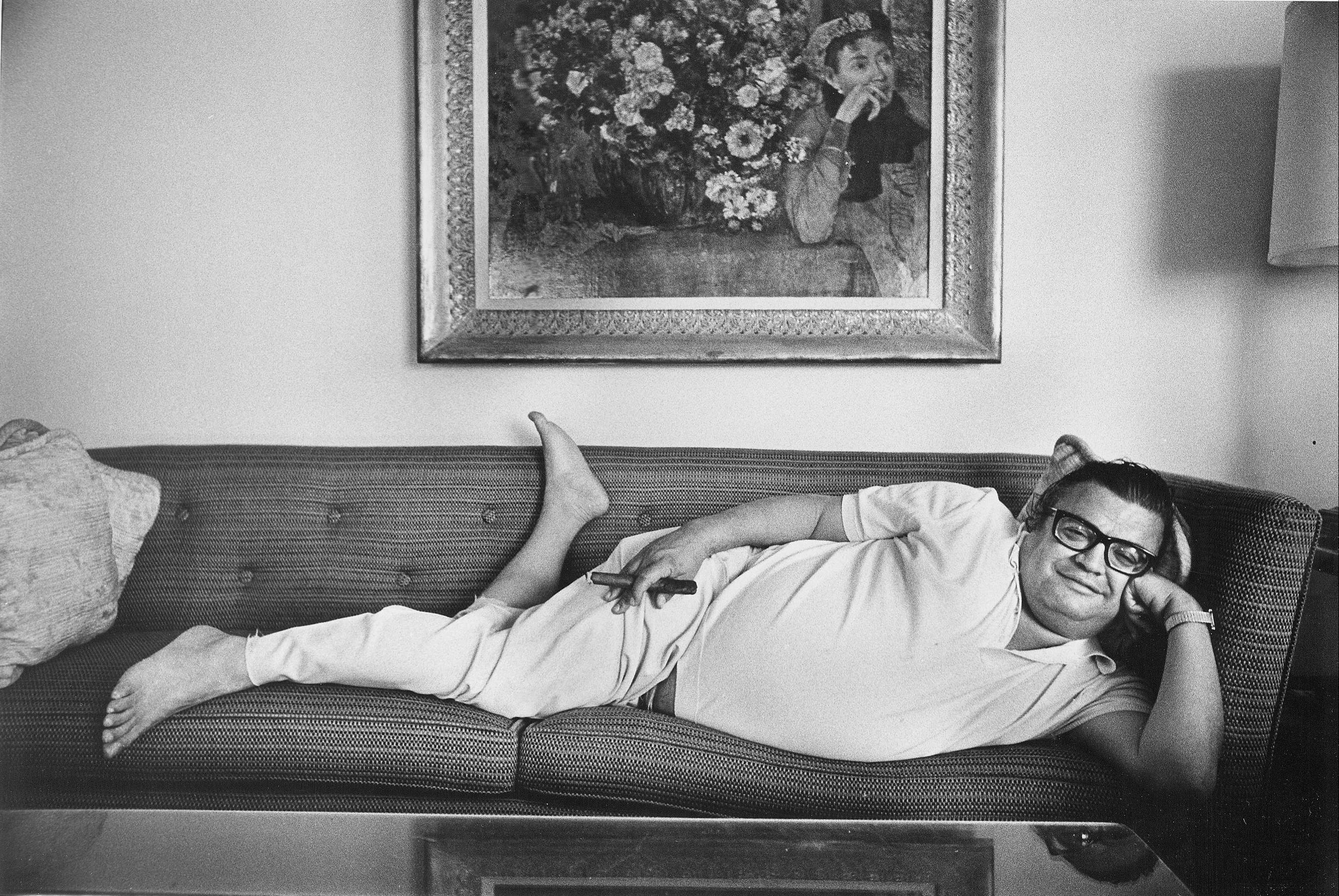 Daniel Kramer - Mario Puzo, In posa sul divano, Fotografia