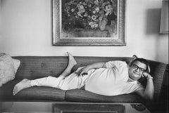 Daniel Kramer - Mario Puzo, Posieren auf der Couch, Fotografie