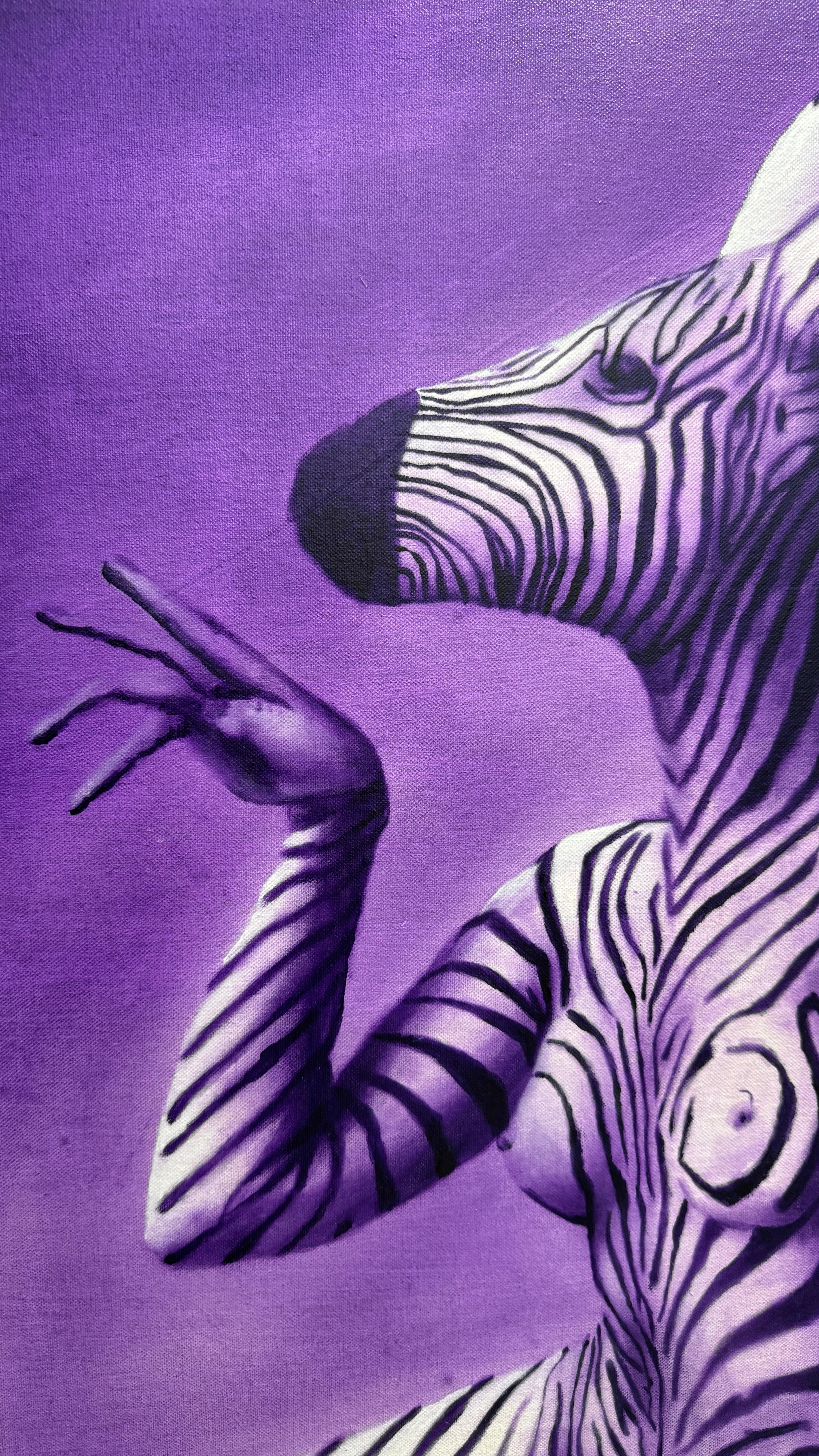 Cette œuvre d'art présente une composition centrée sur deux créatures fantastiques, résultat de la fusion entre un Xoloitzcuintli glabre et un lapin glabre, tous deux ornés de motifs rayés d'inspiration zébrée. Sur un fond clair et vide, les figures