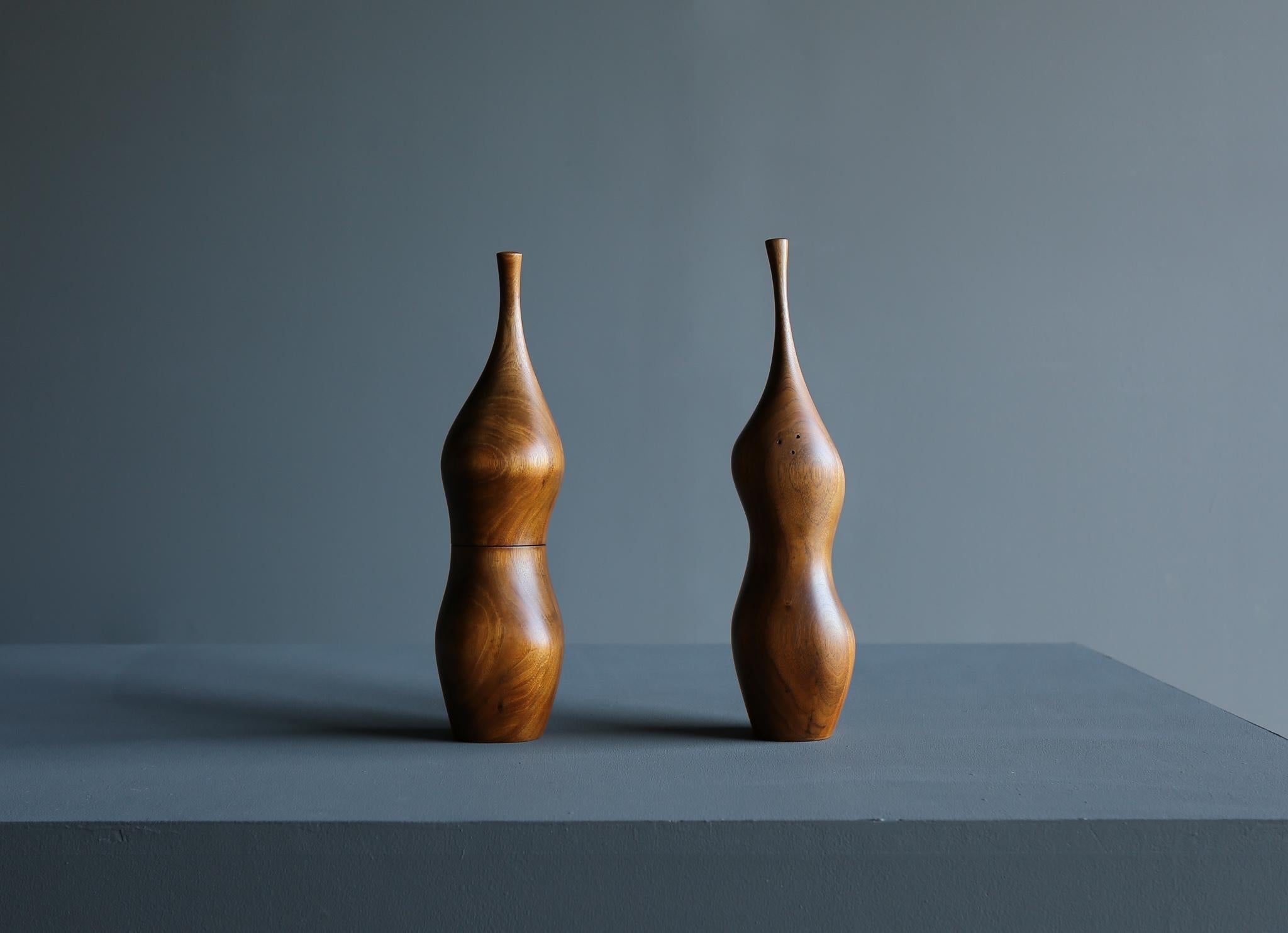 Daniel Loomis Valenza Handcrafted Sculptural Walnut Salt and Pepper Mill, 1970s In Good Condition In Costa Mesa, CA