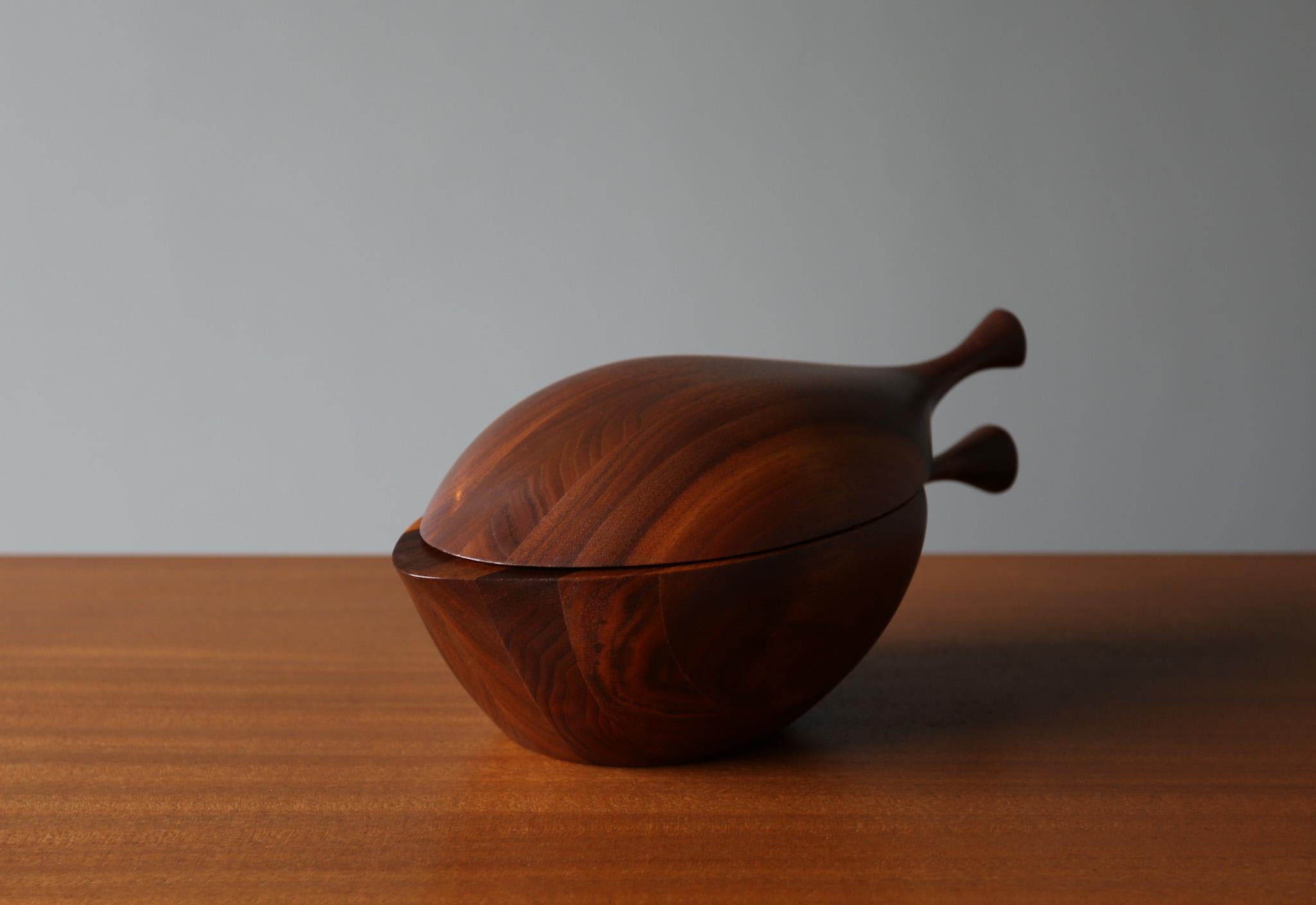 Daniel Loomis Valenza Handcrafted Walnut Covered Bowl,  c.1960 For Sale 5