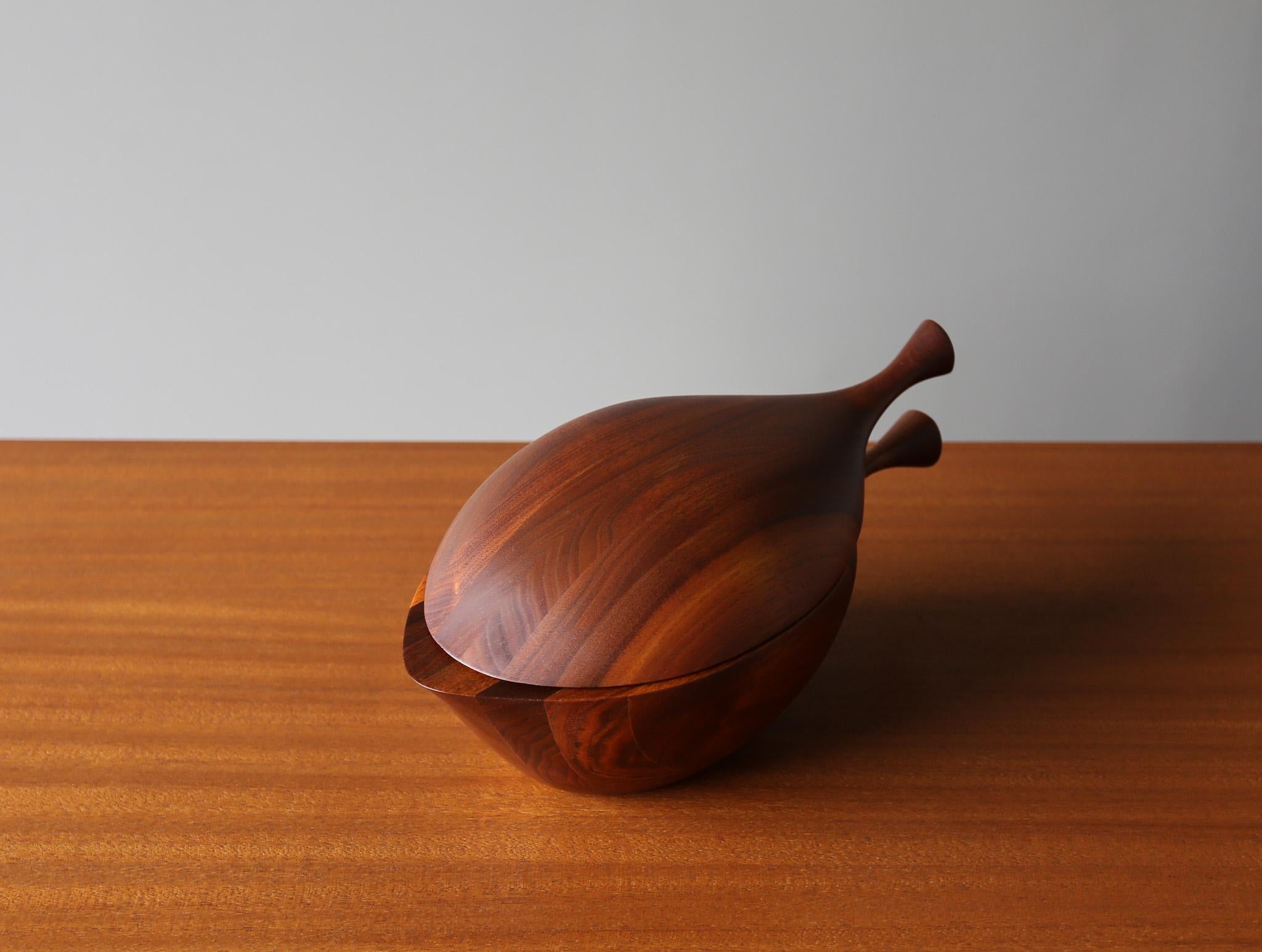 Daniel Loomis Valenza Handcrafted Walnut Covered Bowl,  c.1960 For Sale 6