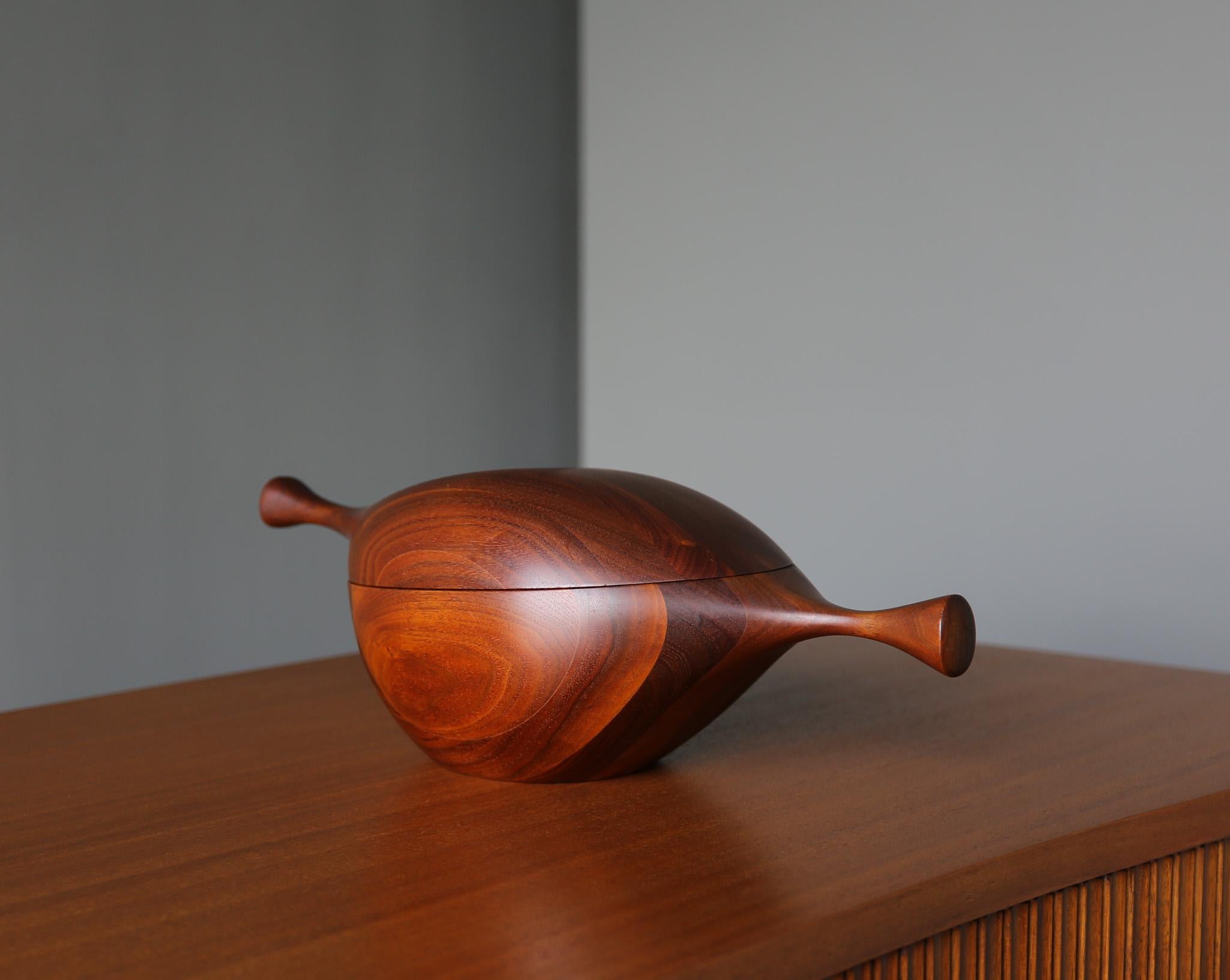 Daniel Loomis Valenza Handcrafted Walnut Covered Bowl,  c.1960 For Sale 2