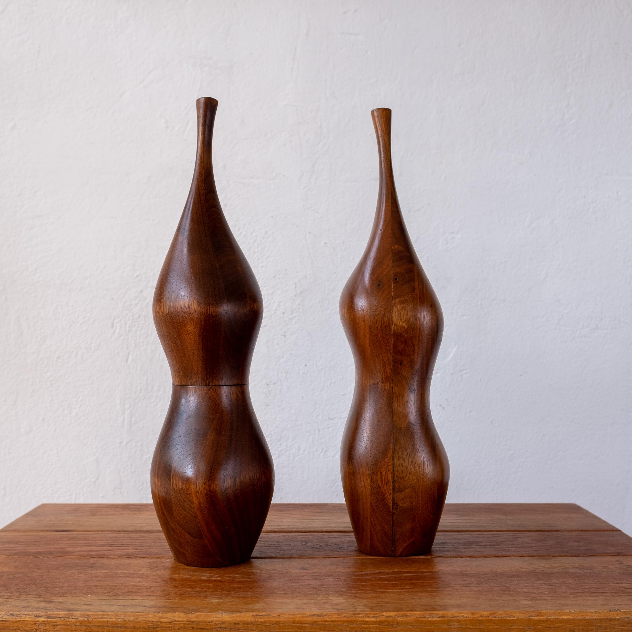 Monumental sculptural walnut salt shaker and pepper mill by Daniel Loomis Valenza. Crafted with heavily figured solid walnut, USA, 1970s

Daniel Loomis Valenza (b. 1934) is a New Hampshire craftsman and professor. He taught woodworking at the