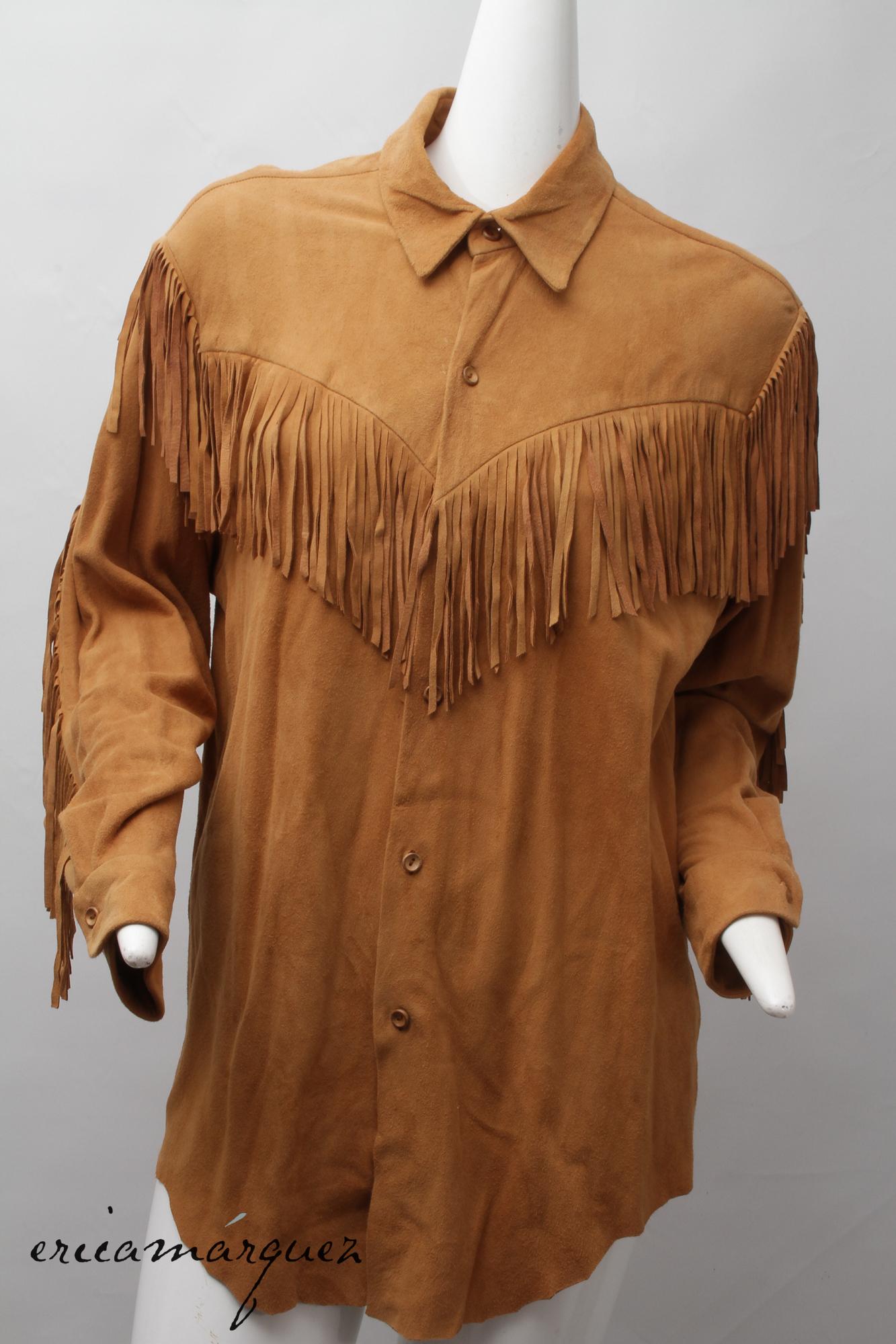 DANIEL MIEXEL, stilista di New York, Very Vintage Haute Couture Carmel Suede Like Butter Fringe Long Sleeve Button Up.

Da un'importante collezione. Camicia Haute Couture con frange in pelle scamosciata realizzata dallo stilista per il cliente.