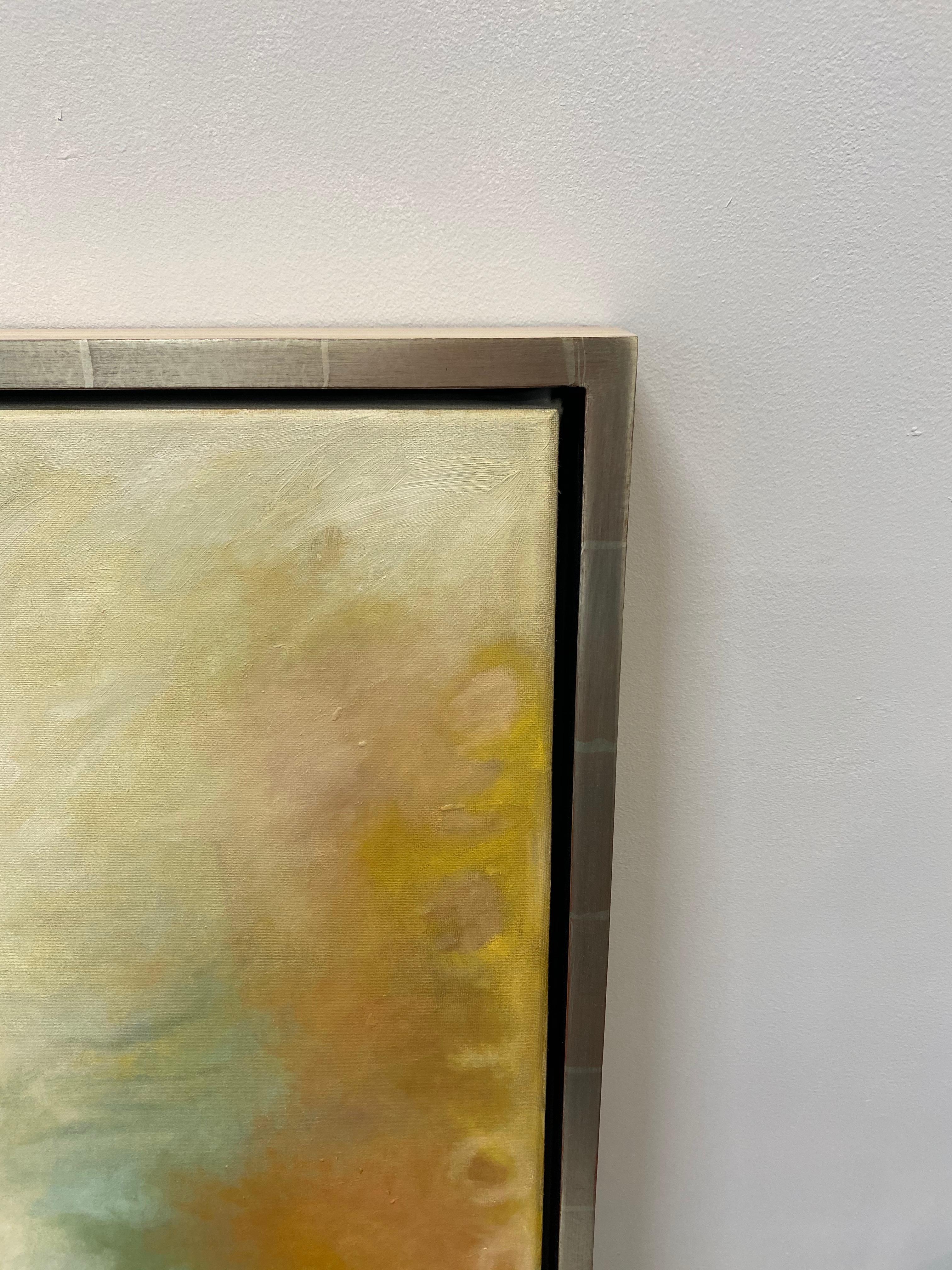 Las formas circulares superpuestas en naranja, azul índigo, verde y verde azulado llaman la atención sobre un fondo multicolor en tonos joya. Enmarcado en un fino marco flotante de madera natural clara con una cara de pan de plata frotado. Firmado
