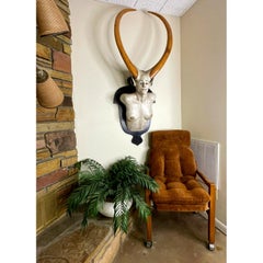 Daniel Painter, figura originale di busto femminile cornuto con montaggio a muro