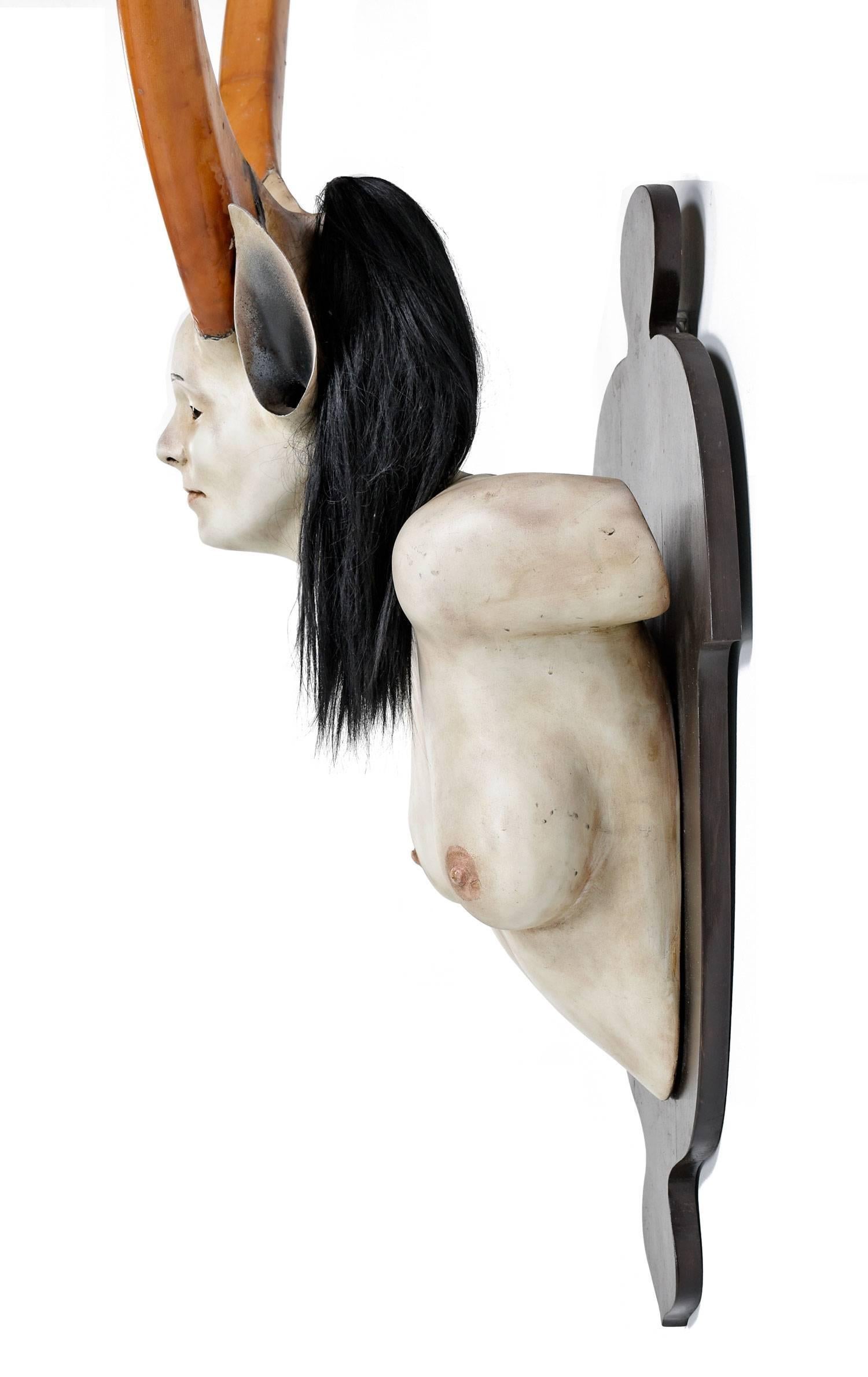 Vetroresina Daniel Painter, figura originale di busto femminile cornuto con montaggio a muro in vendita