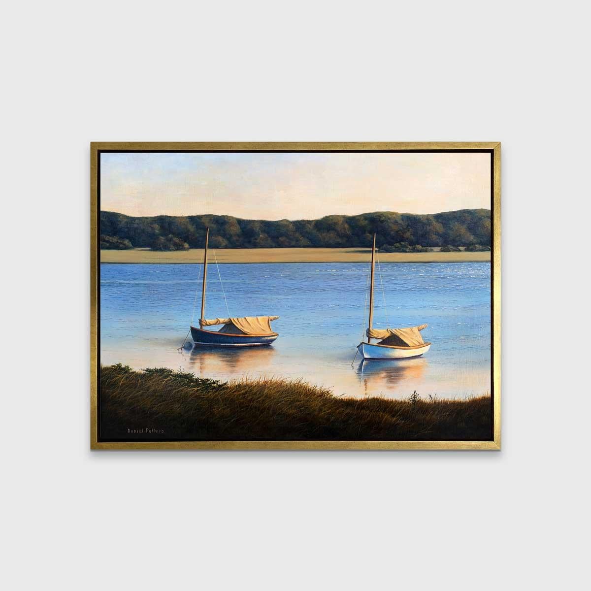 Esta impresión giclée de edición limitada de un paisaje marino costero de Daniel Pollera capta dos pequeños veleros, uno blanco y otro azul marino, anclados junto a una costa cubierta de hierba en primer plano. Los reflejos de los barcos son