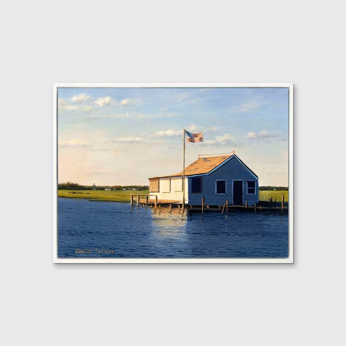Cette impression traditionnelle en édition limitée de Daniel Pollera capture une petite maison côtière de la Nouvelle-Angleterre qui rappelle les sujets fréquents de l'artiste, Long Island Bay Houses. La maison, qui est entourée d'herbe verte