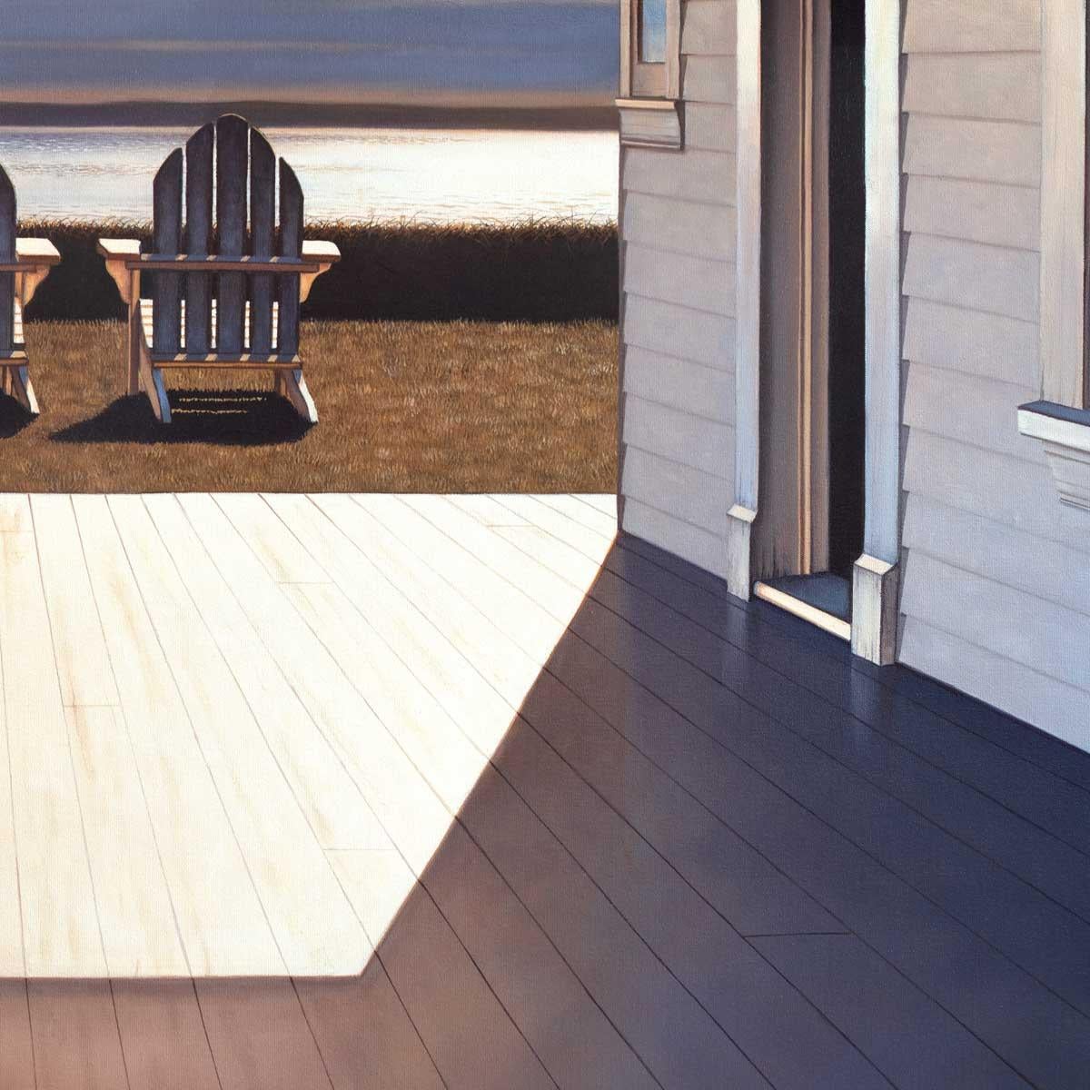 Dieser zeitgenössische realistische Druck in limitierter Auflage von Daniel Pollera ist aus der Perspektive eines Blicks von einer Veranda eines Strandhauses auf ein Gewässer dargestellt. Zwei Adirondack-Stühle stehen auf dem Rasen zwischen dem Rand