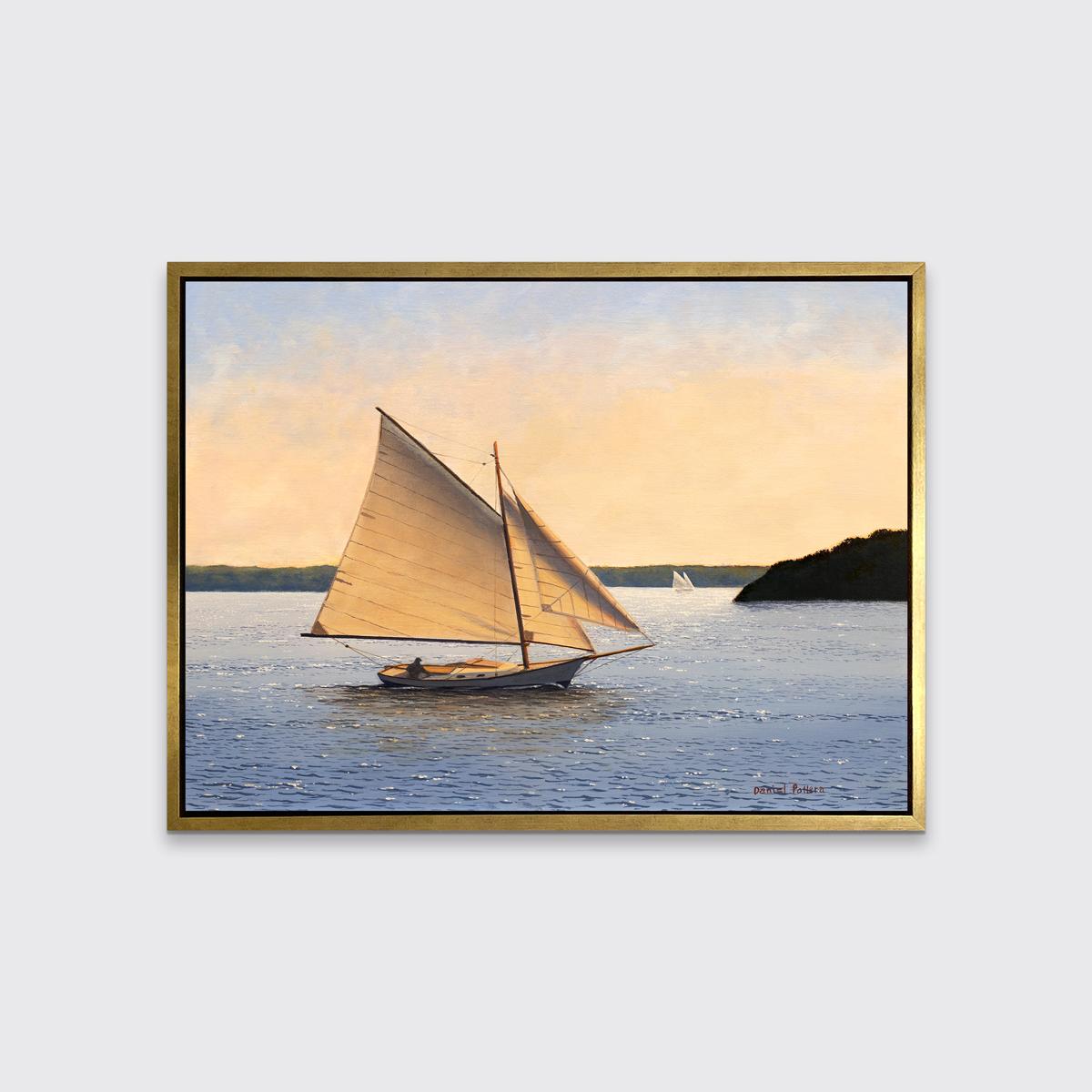 Dieser Giclée-Druck in limitierter Auflage von Daniel Pollera zeigt ein Segelboot bei Sonnenuntergang. Im Boot selbst ist eine einzelne Figur zu sehen, die an einer schattigen, mit Bäumen und Laub bedeckten Küstenlinie vorbeifährt, während andere